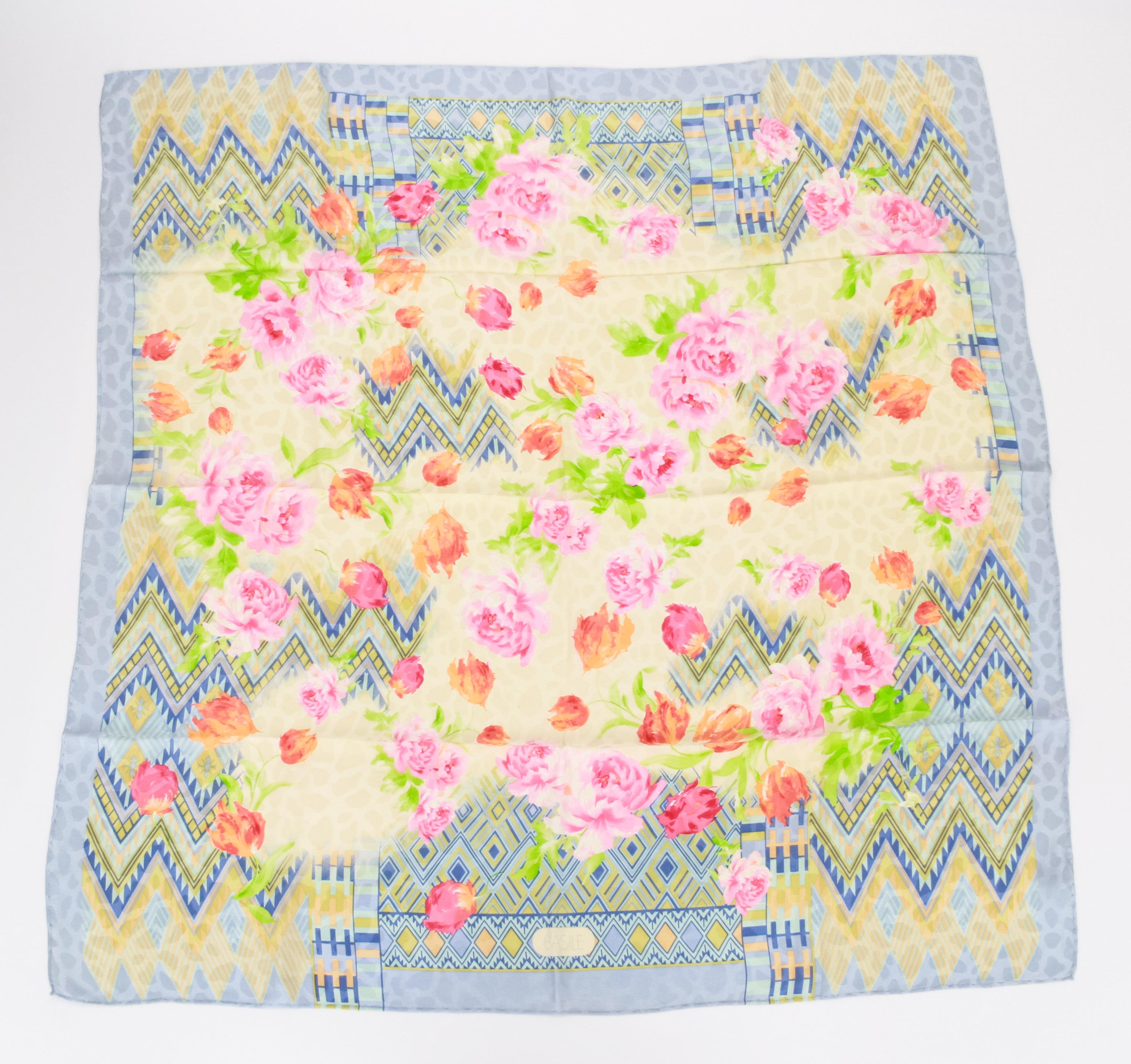 Écharpe en twill de soie vintage des années 80 de Basile avec un motif de pivoines, bleu, jaune et rose. 100% pure soie. L'étiquette d'entretien est encore attachée.