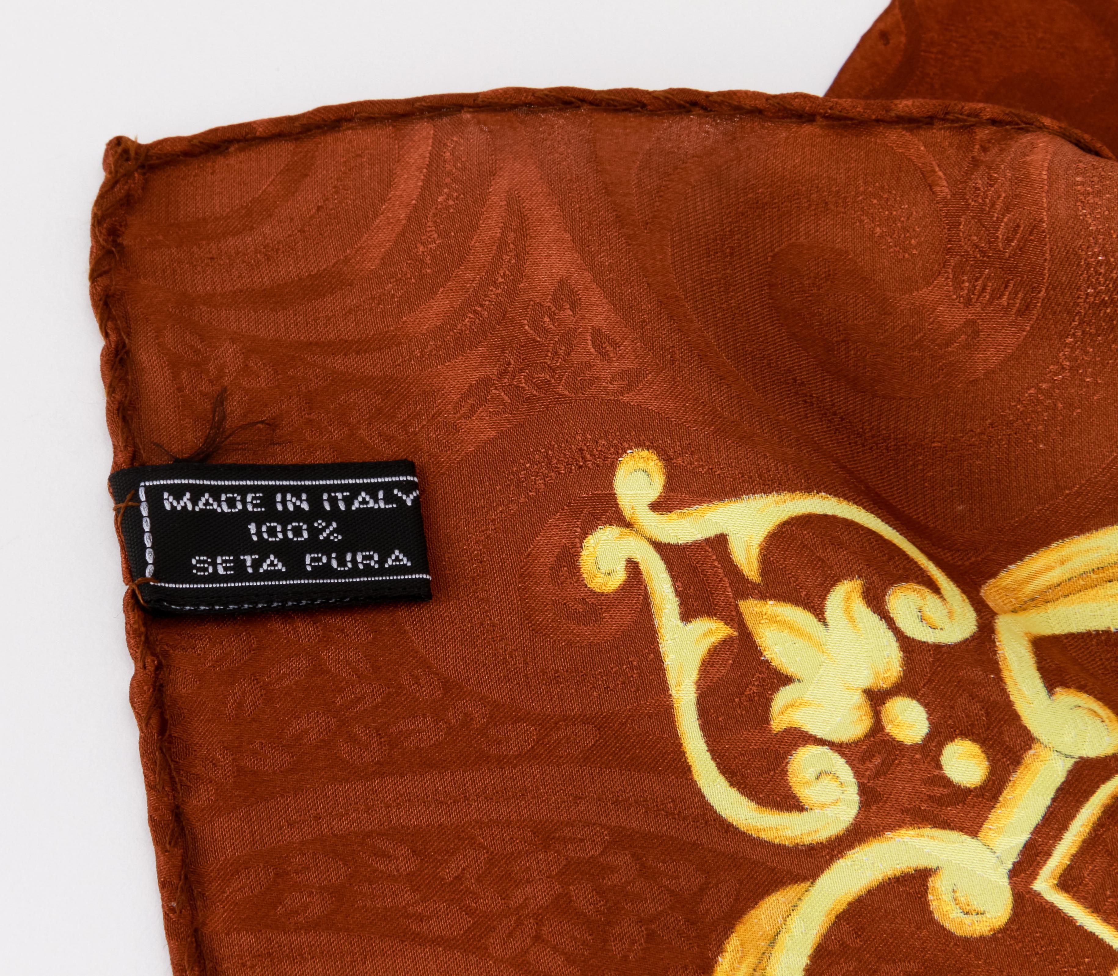 Écharpe en soie vintage des années 80 de Basile avec motifs de rubans, combinaison de marron et de jaune. L'étiquette d'entretien est encore attachée. Bords roulés à la main.