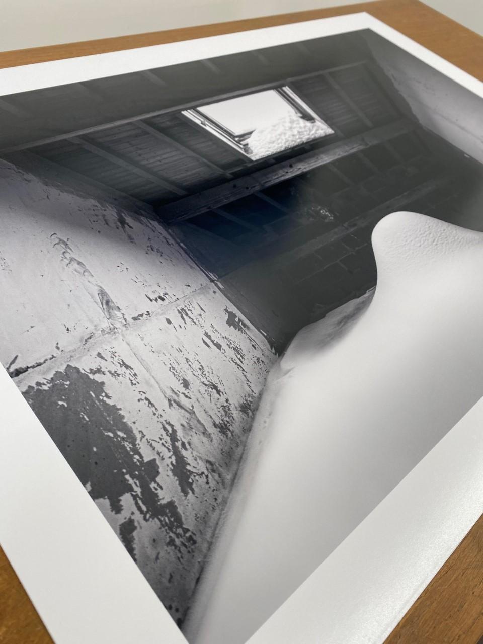 Tirage 50x70cm, dont 5cm de marge blanche (photo 40*60cm).
Série limitée à 5 exemplaires dans ce format, avec gaufrage à sec et certificat d'authenticité.

Certains lieux laissés à l’abandon suscitent parfois un certain intérêt dans notre