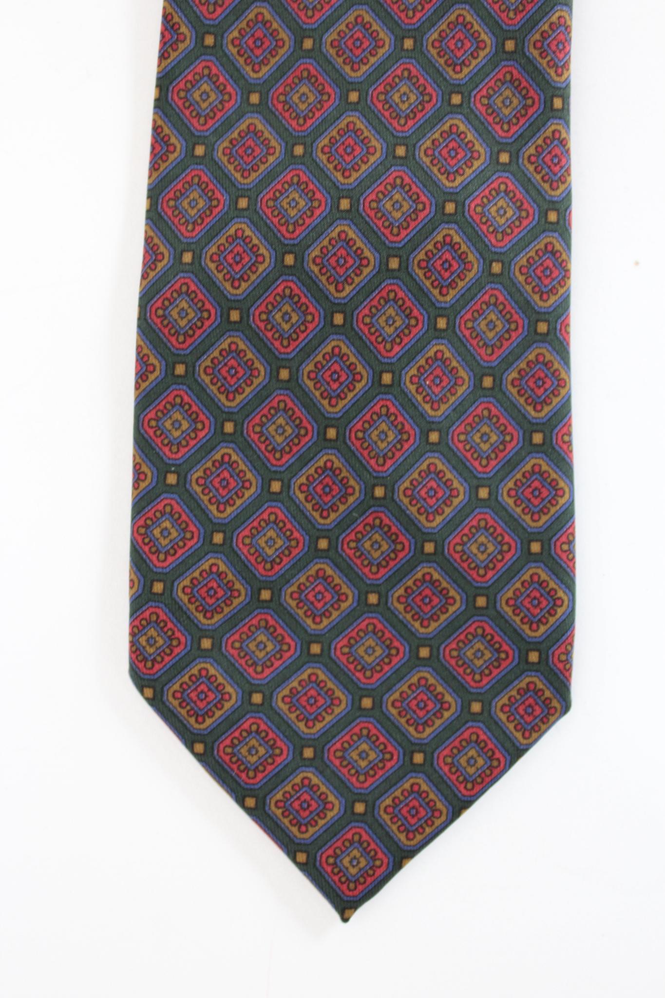 Basile classic 80s vintage tie. Green and red color with checked pattern. 100% silk. Made in Italy.

Length: 142 cm
Width: 7.5 cm
