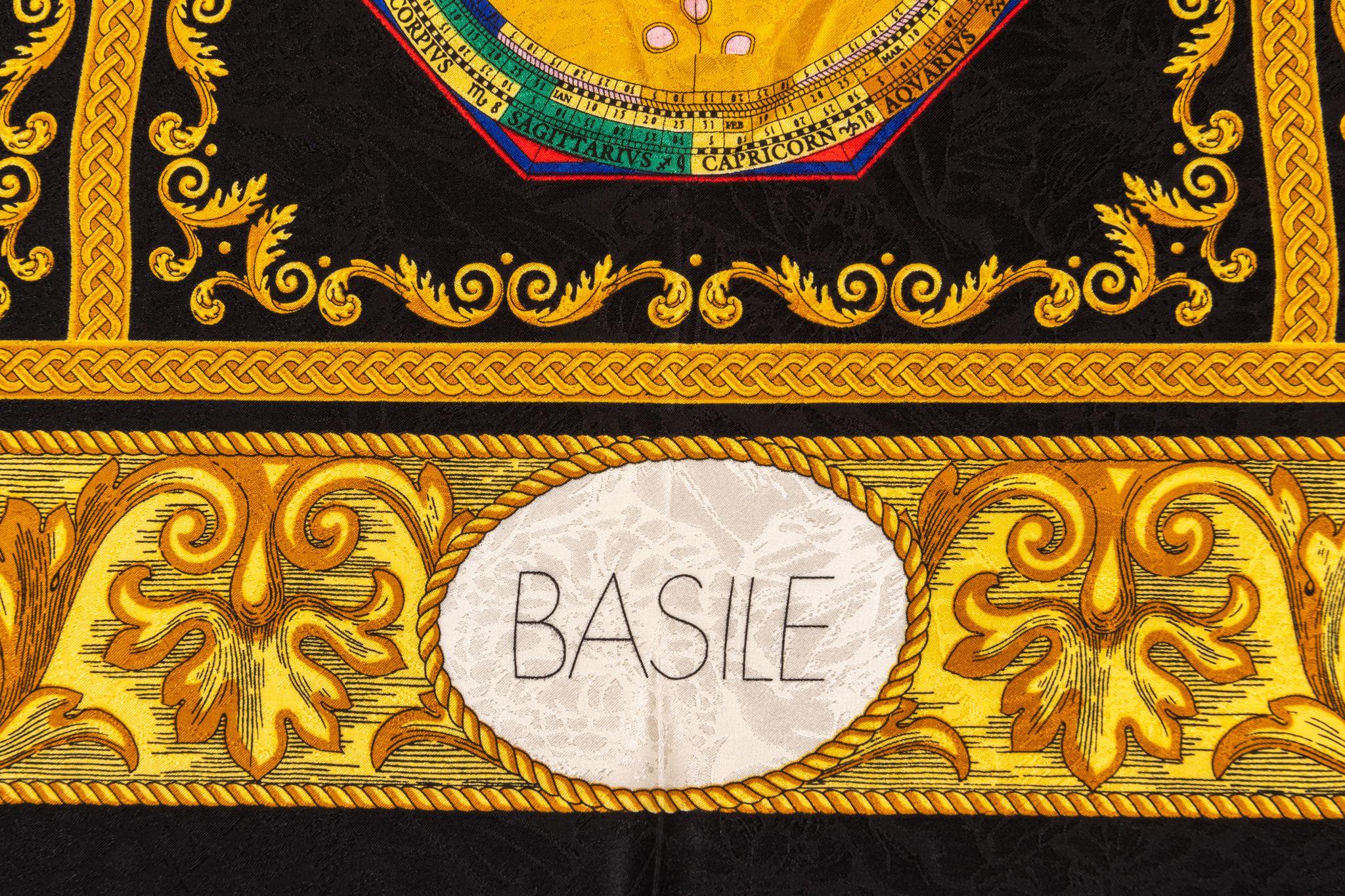 Foulard en soie noire à médaillons de Basile Pour femmes en vente