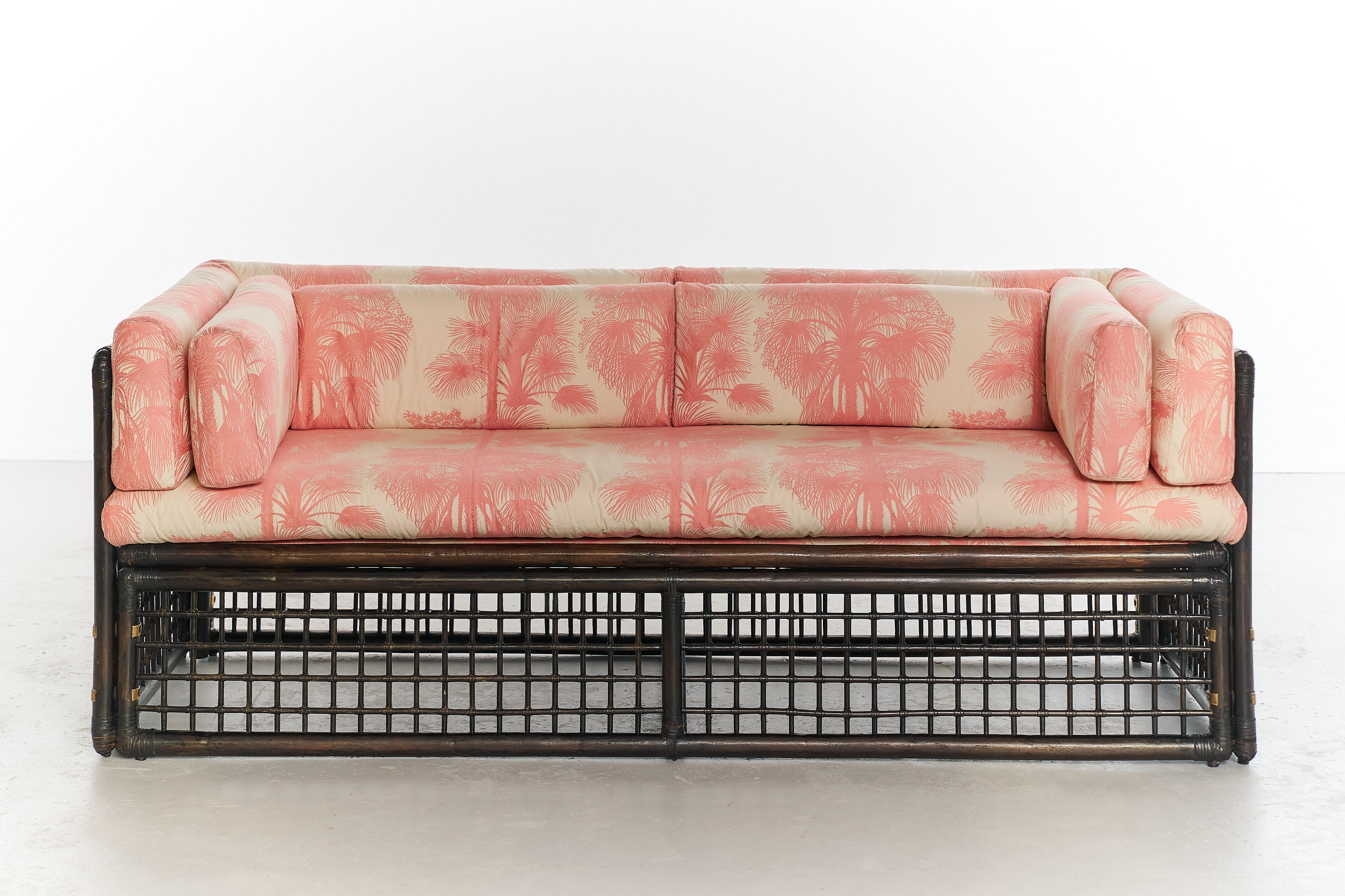 La serie Basilan 1, fabricada por Afra & Tobia Scarpa para B&B Italia en 1975, es un ejemplo de la artesanía y el diseño italianos. Con paneles de ratán de varios tamaños, la colección ofrece configuraciones versátiles y una meticulosa atención al