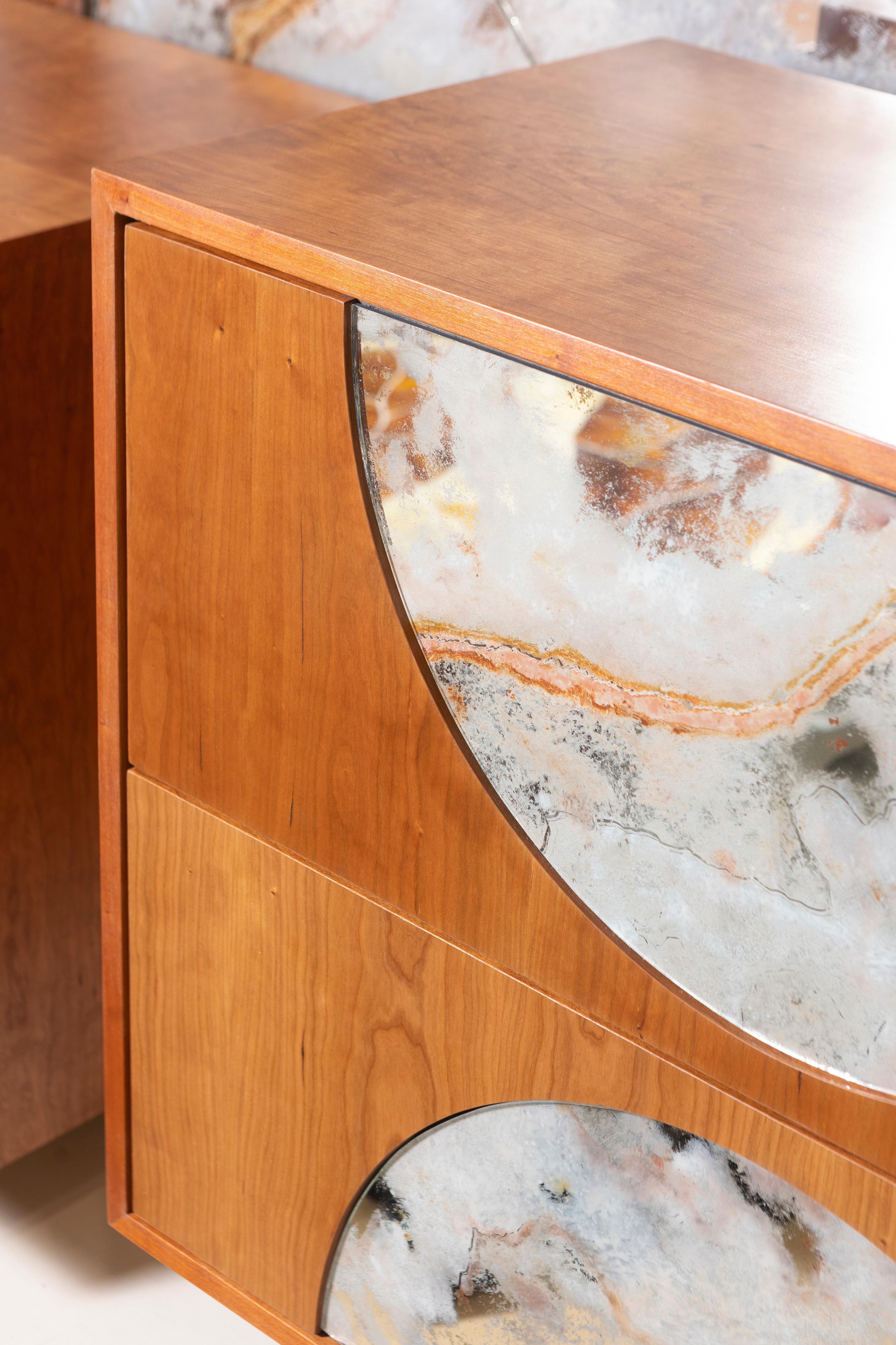 Modernes Sideboard mit 2 Schubladen aus Kirschbaumholz, Eglomize'-Spiegel von Ercole Home (amerikanisch) im Angebot