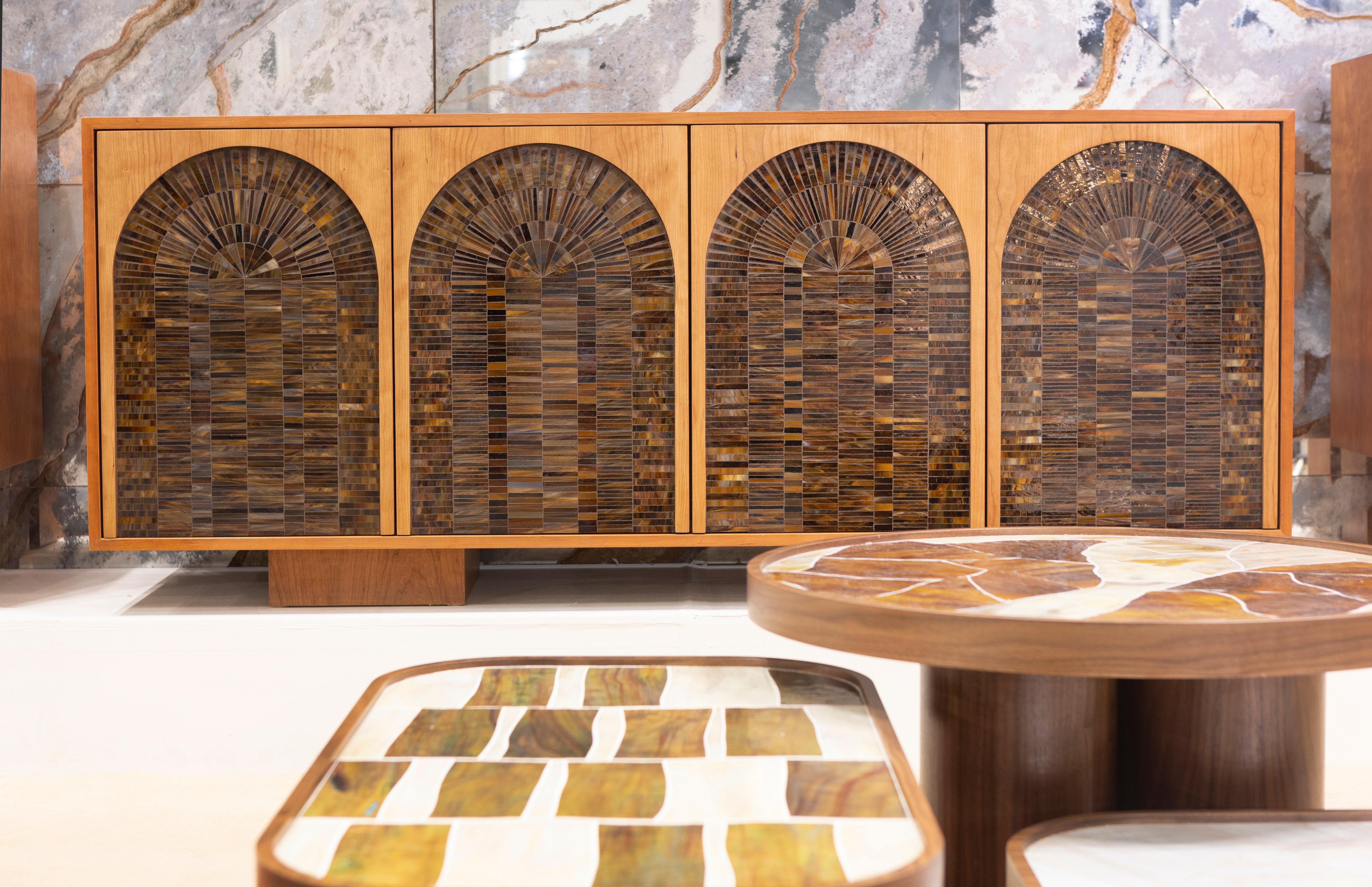 Moderne Crédence moderne à 4 portes en bois de cerisier et mosaïque de verre chocolat par Ercole Home en vente