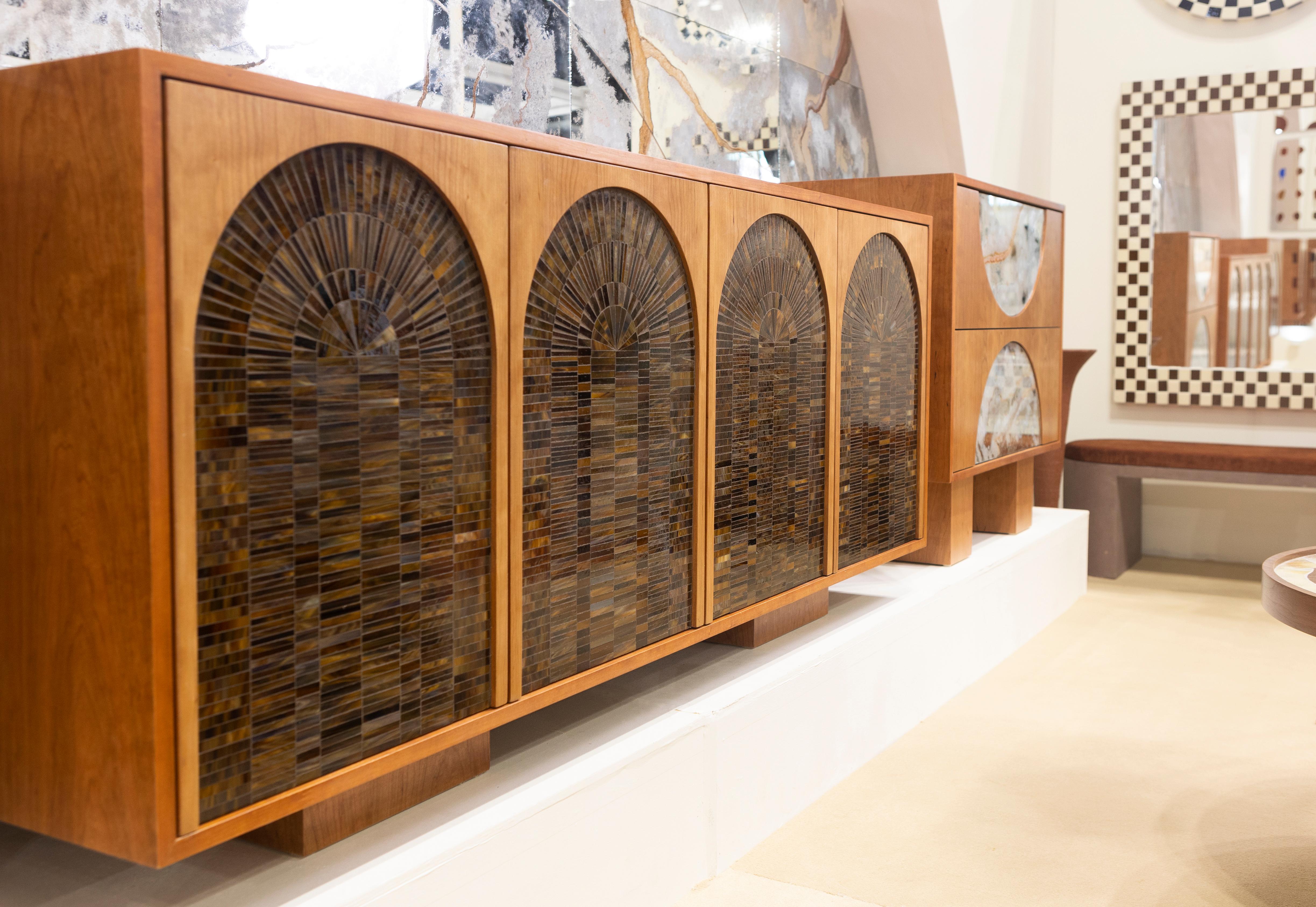 Moderne Anrichte mit 4 Türen aus Kirschbaumholz und Glas mit Schokoladenmosaik von Ercole Home (Mosaik) im Angebot