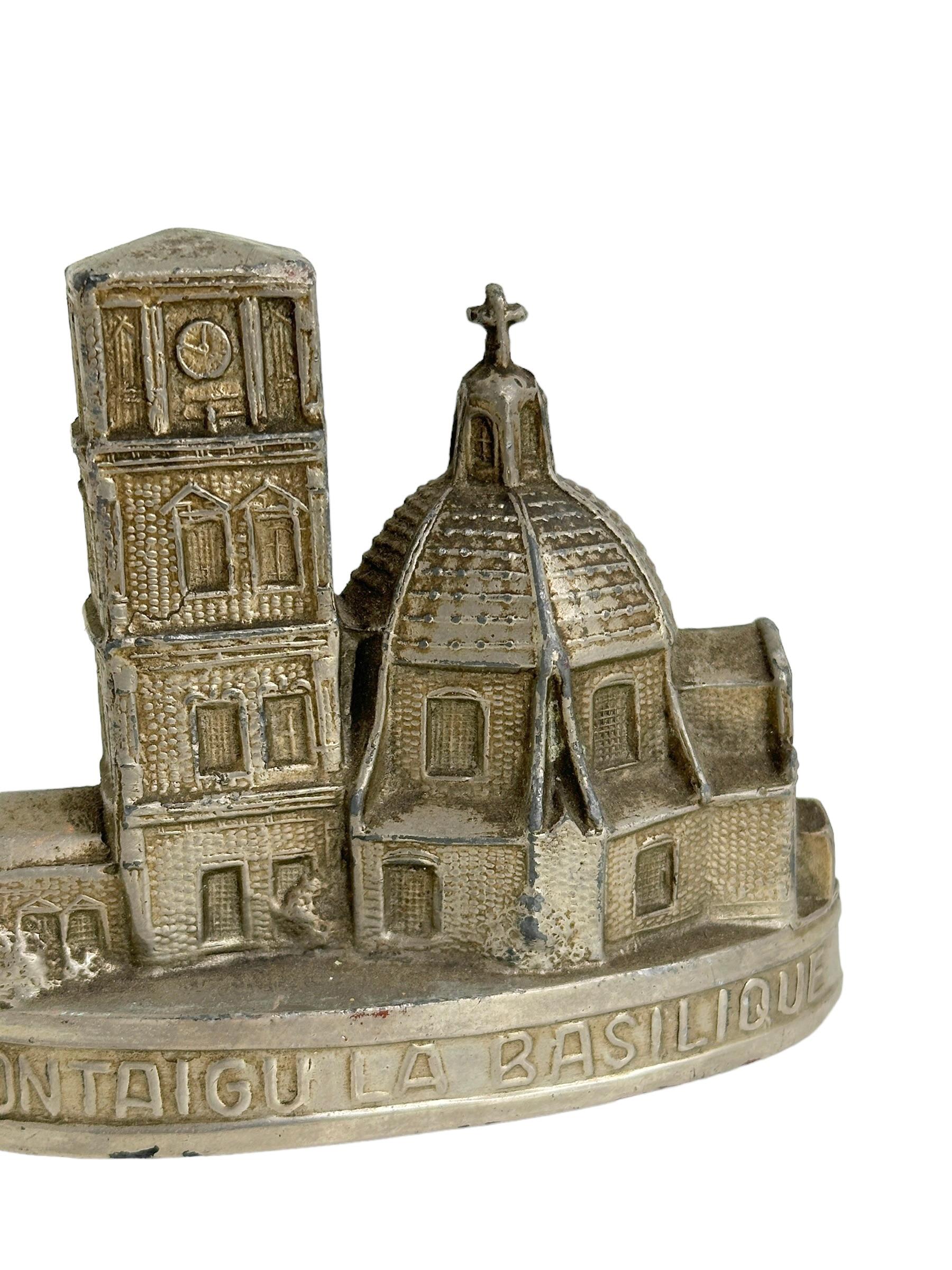 Une sculpture décorative de bâtiment en guise de souvenir. Quelques usures avec une belle patine, mais cela est dû à l'âge. En métal. Cet objet a été acheté comme souvenir lors d'un Grand Tour en Europe et a probablement été fabriqué dans les années