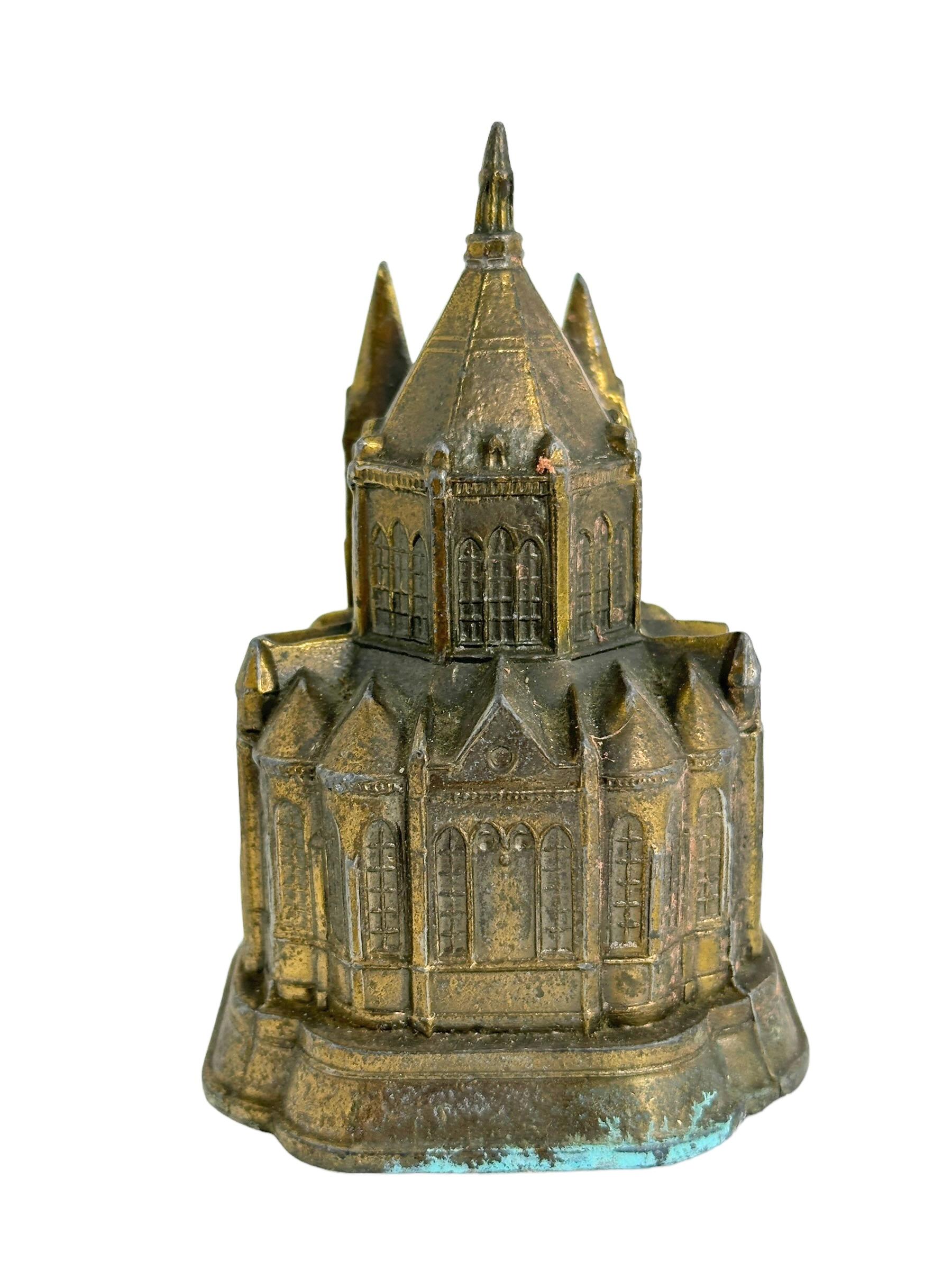 Eine dekorative Bauskulptur als Souvenir. Einige Verschleiß mit einer schönen Patina, aber das ist aufgrund des Alters. Hergestellt aus Metall. Dieser Artikel wurde als Souvenir in Paris, Frankreich, gekauft und wurde wahrscheinlich in den 1930er