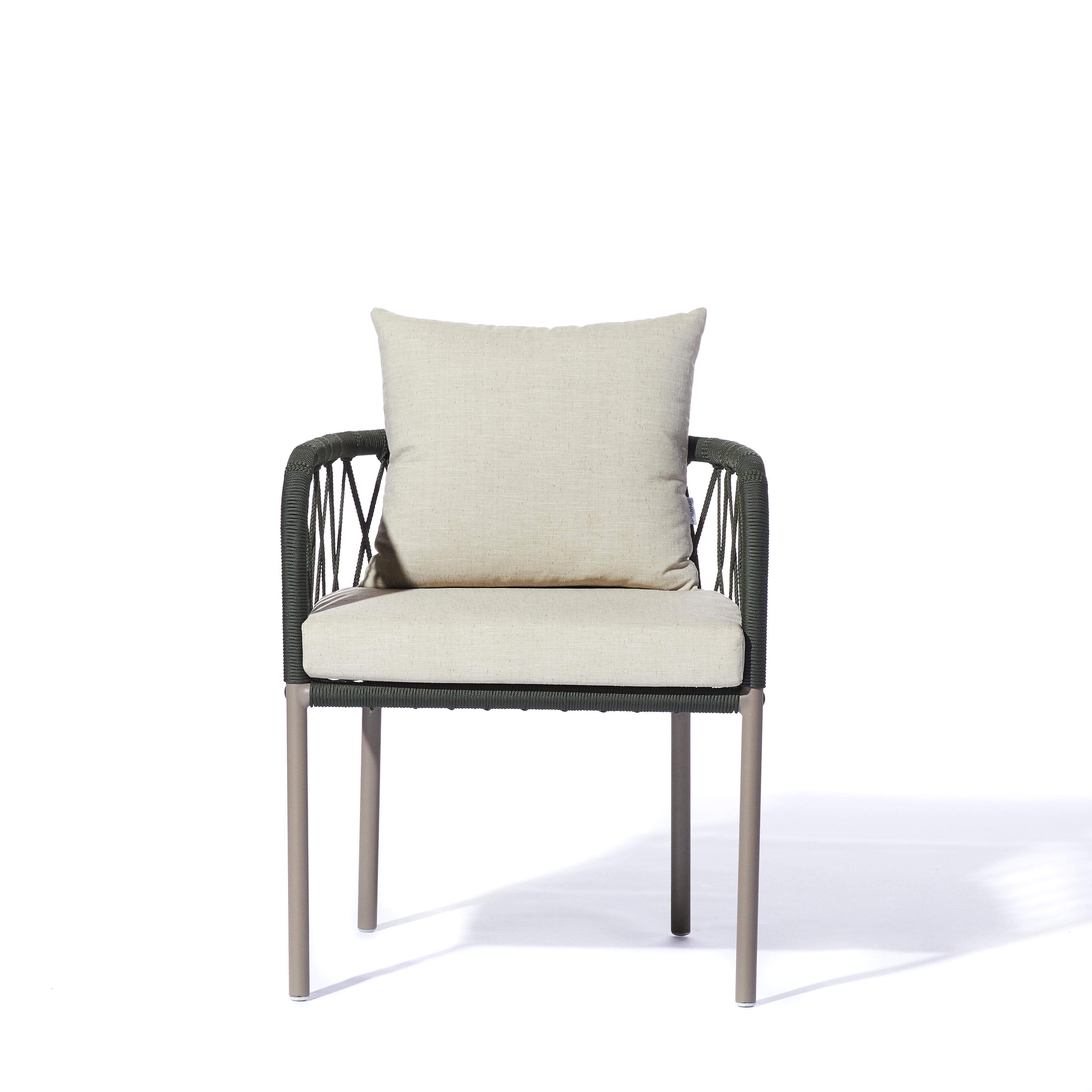 La série Bask est composée d'un canapé, d'un fauteuil, d'une chaise, d'une table centrale, d'une bibliothèque et d'une table d'angle. Développée spécialement pour les espaces extérieurs et les balcons, la série a eu pour point de départ le dessin de