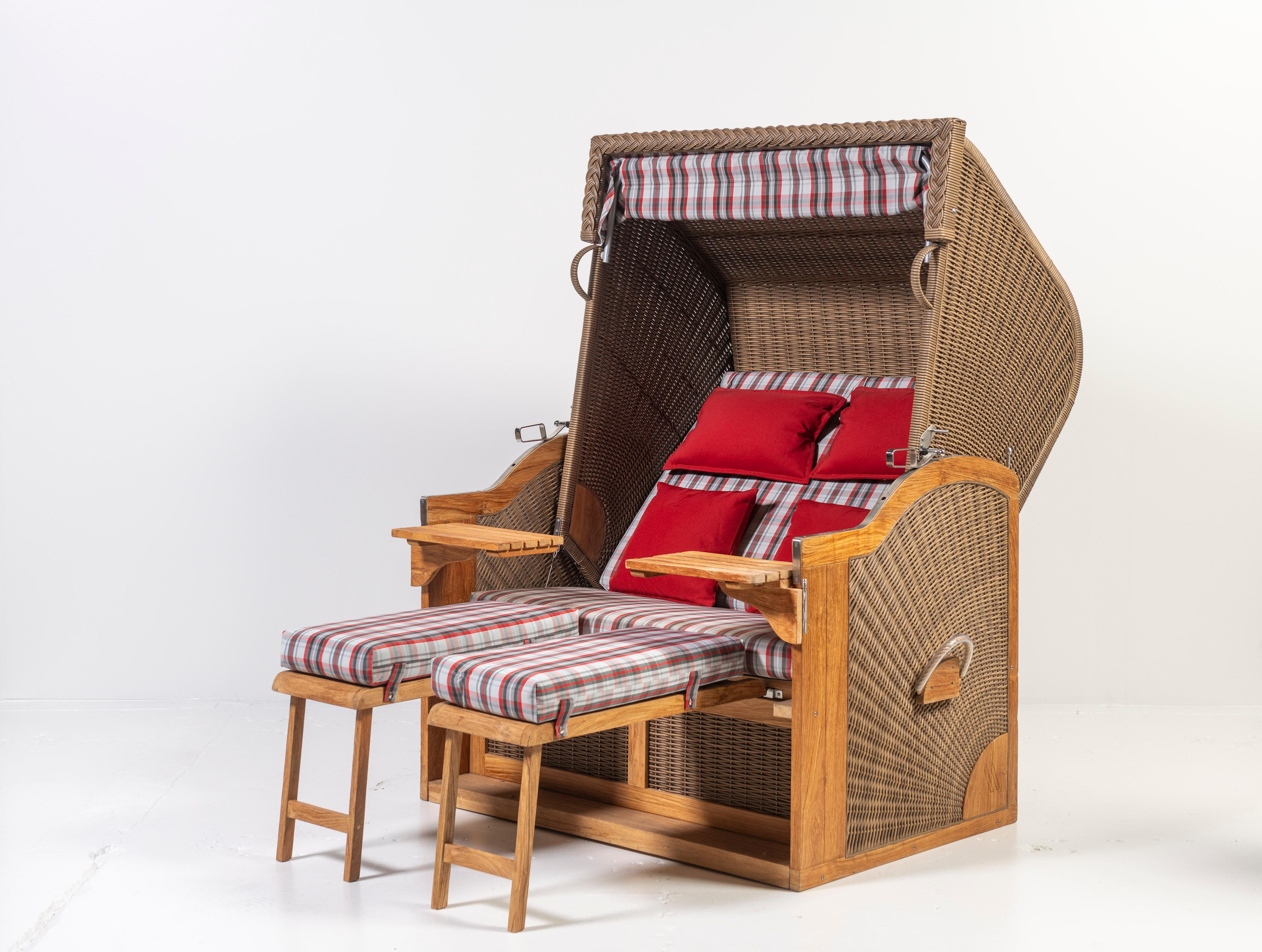 Manufactured by deVries of Germany, this stylist basket chair is a must for beach or slopes! Made of brushed teak, the body is intricately braided in a circular pattern on both sides of 6 mm flat band PE brand mesh, which is fully recycled and