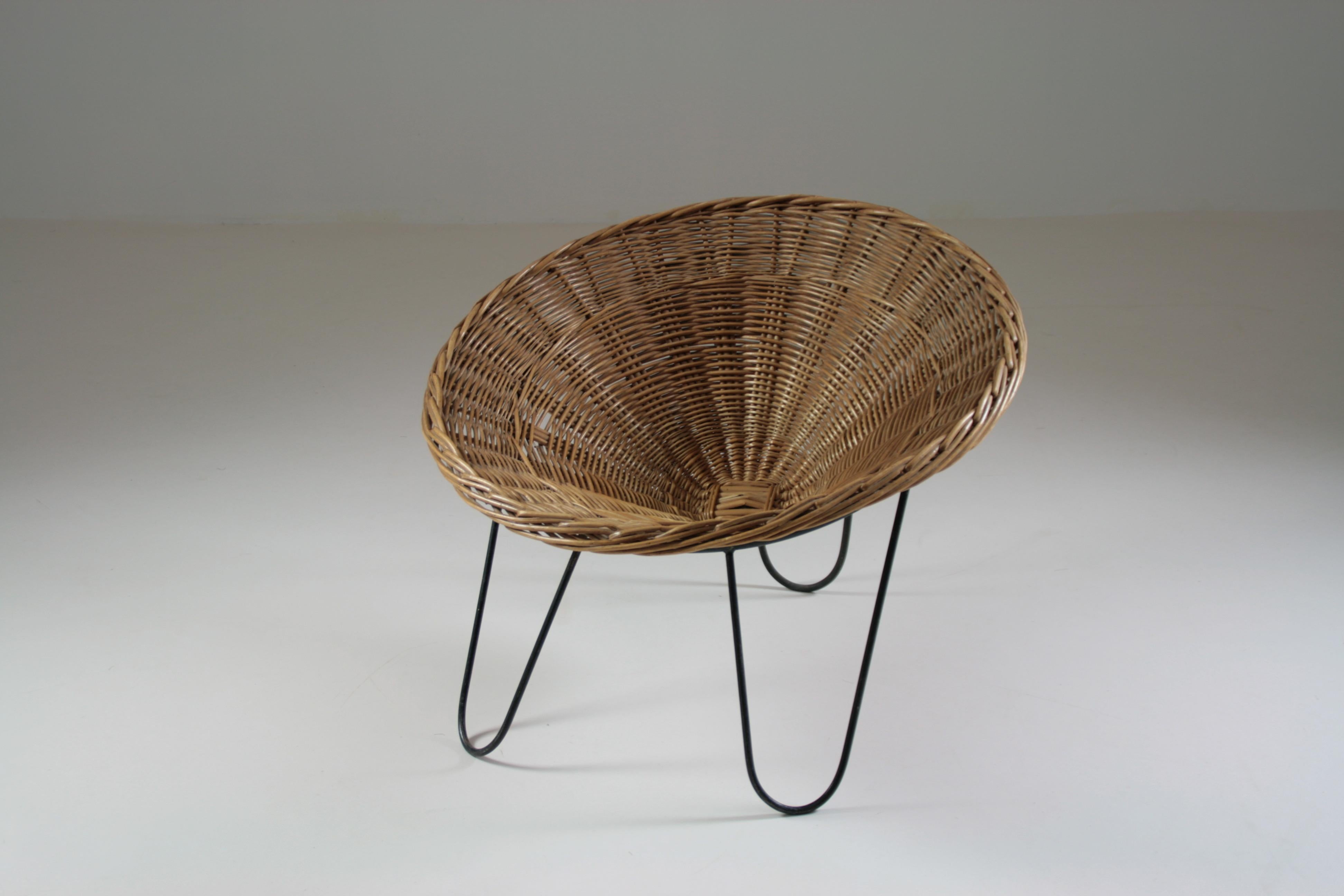 Conical basket armchair in woven wicker from the 1950s. The seat is removable and rests on the black metal tripod base. Only one small sectioned strand to mention (photo). The chair is in very good condition.
Dimensions: W76 x D70 x H60 cm
Seat