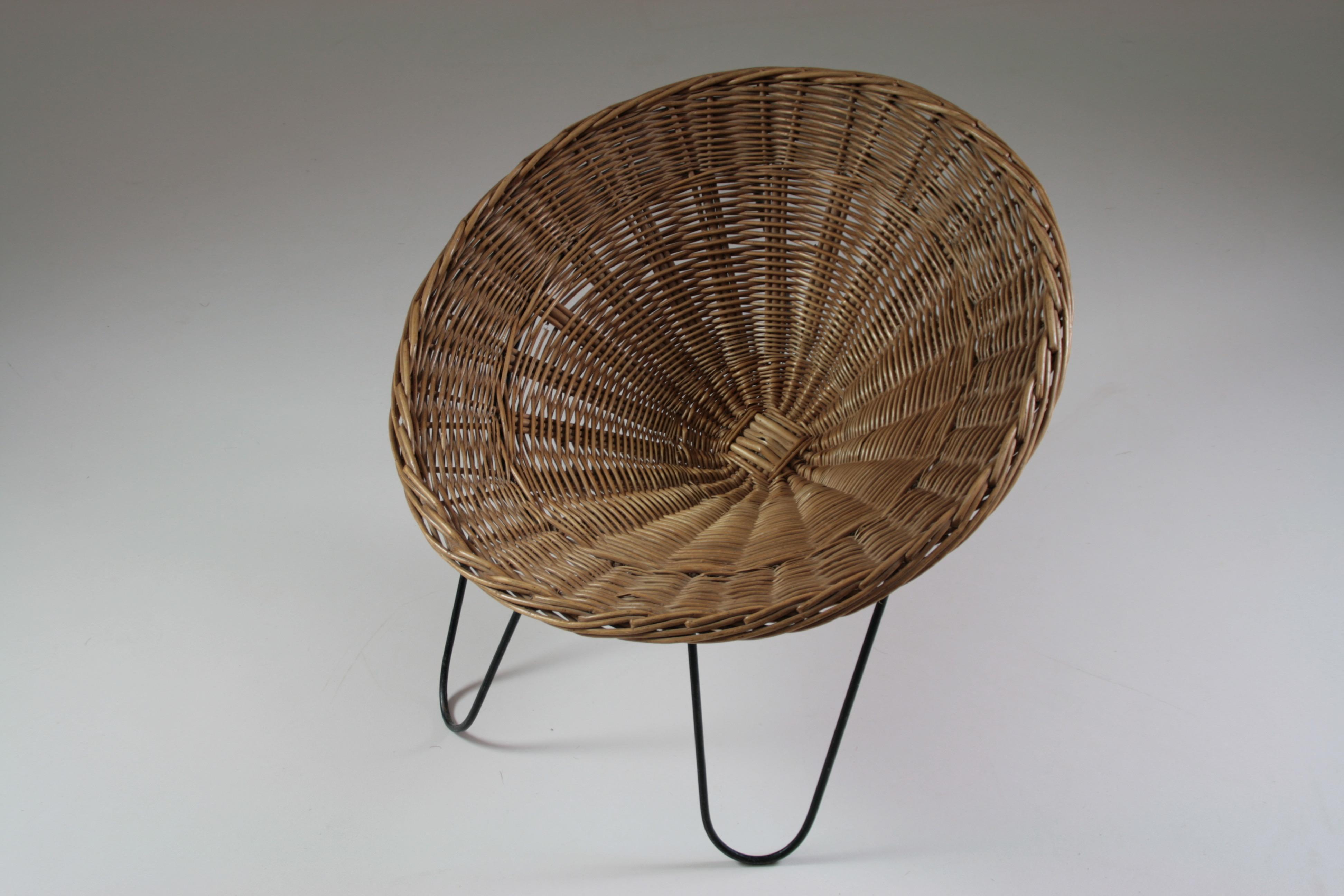 Basket Chair in Wicker and Tripod Metal Legs, 1950s In Good Condition In GRENOBLE, FR