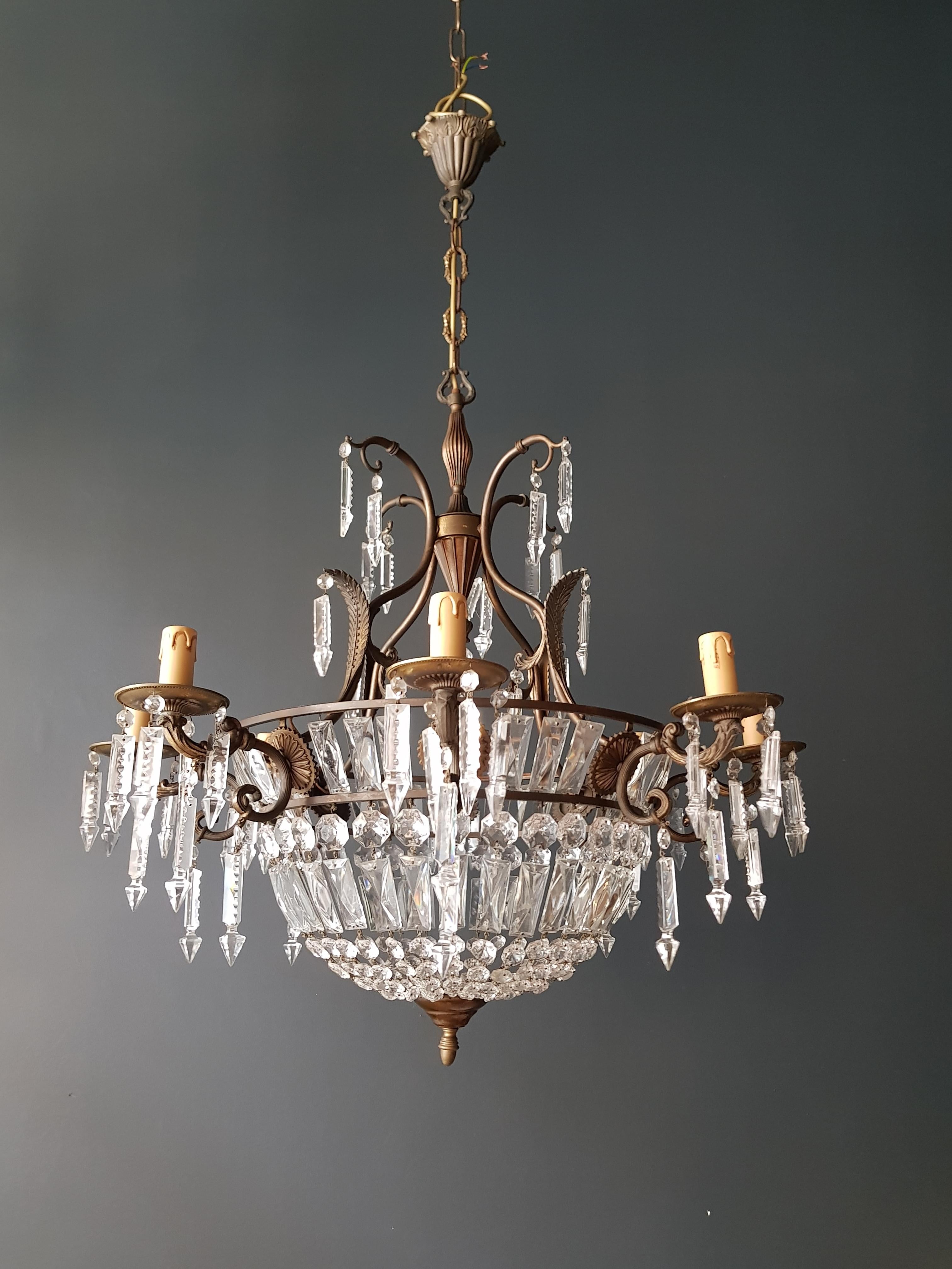 Original preserved chandelier, circa 1950. Cabling and sockets completely renewed. Crystal hand knotted
Measures: Total height: 99 cm, height without chain: 72 cm, diameter 75 cm, weight (approximately) 8kg.

Number of lights: 8 -light Bulub