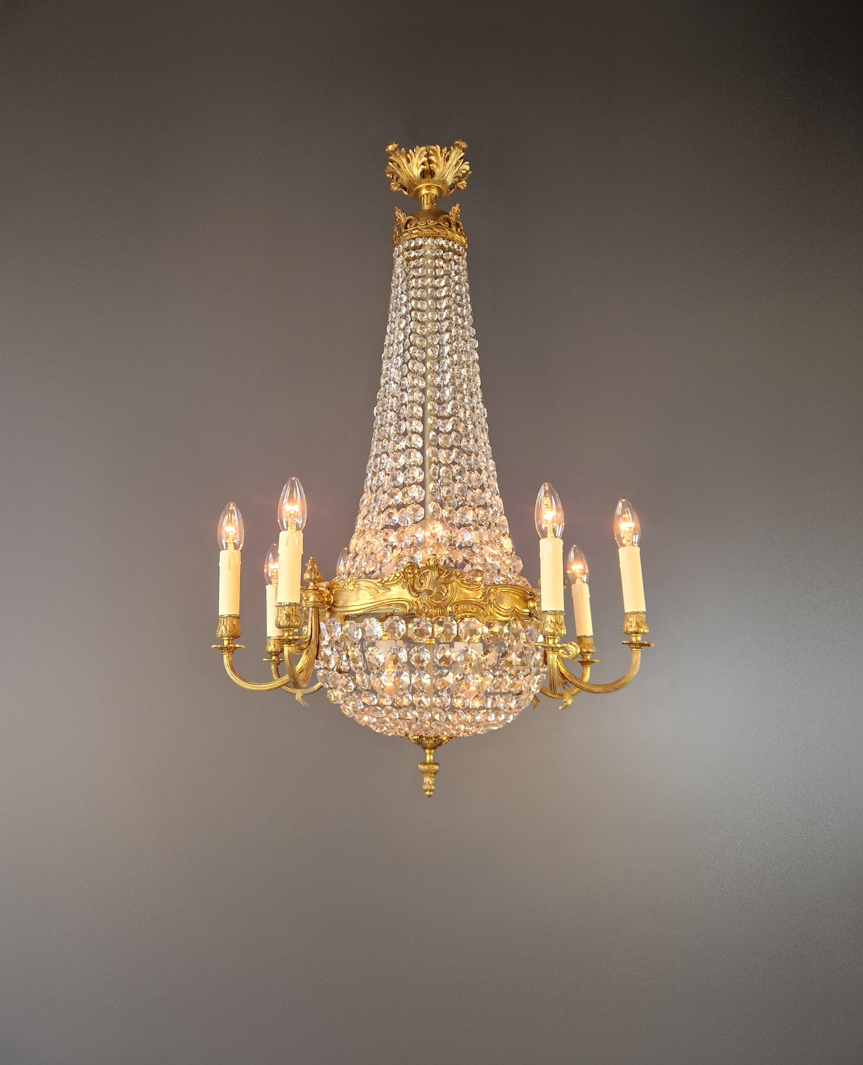 Nous vous présentons un exquis lustre en laiton néo-renaissance, une véritable rareté et un joyau antique. Ce lustre antique a été restauré avec amour et expertise à Berlin et son câblage électrique a été adapté pour un fonctionnement optimal aux