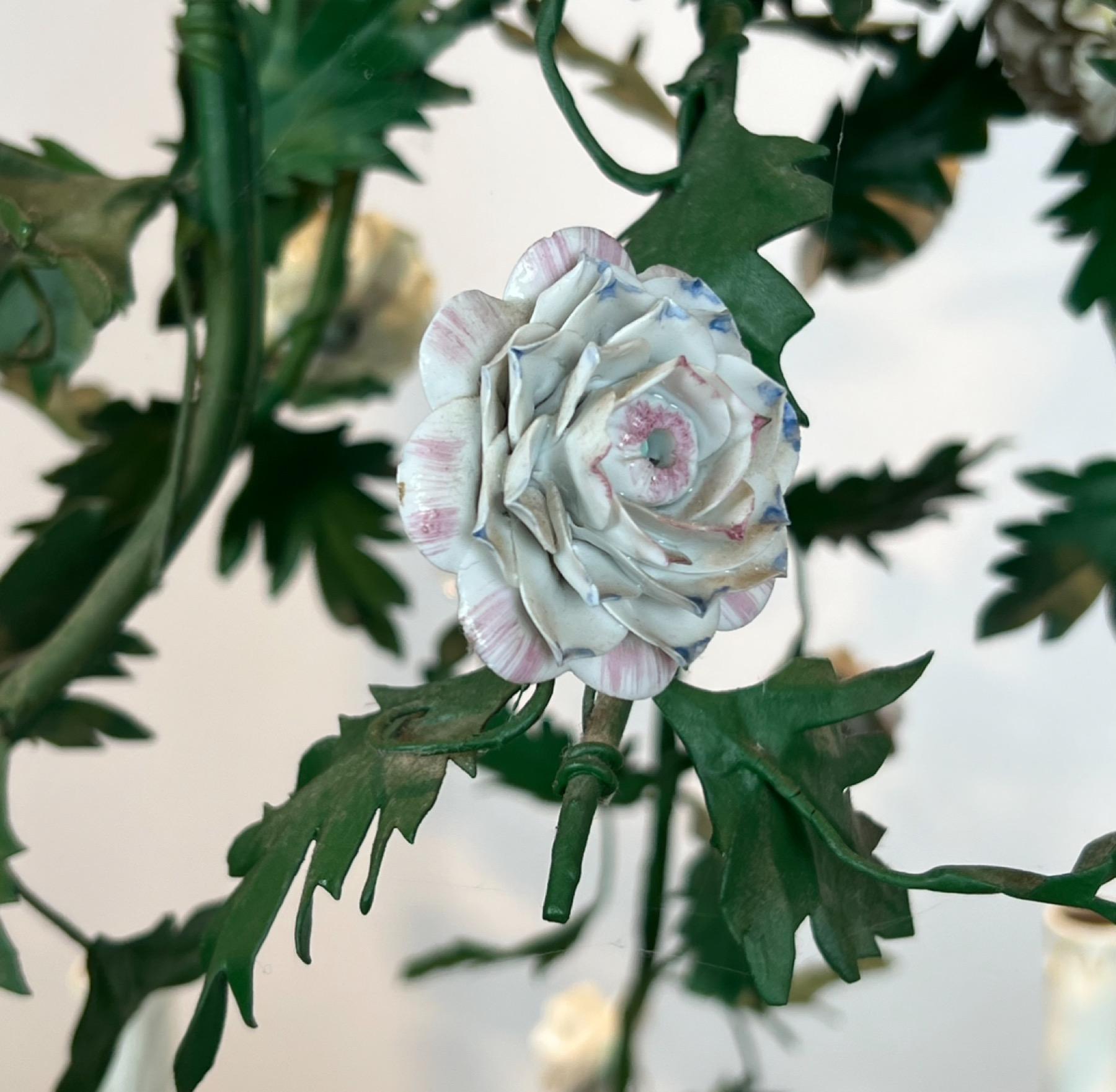 Lampadario a cesto con fogliame in metallo laccato verde e fiori in Meissen Porcelain in vendita 3