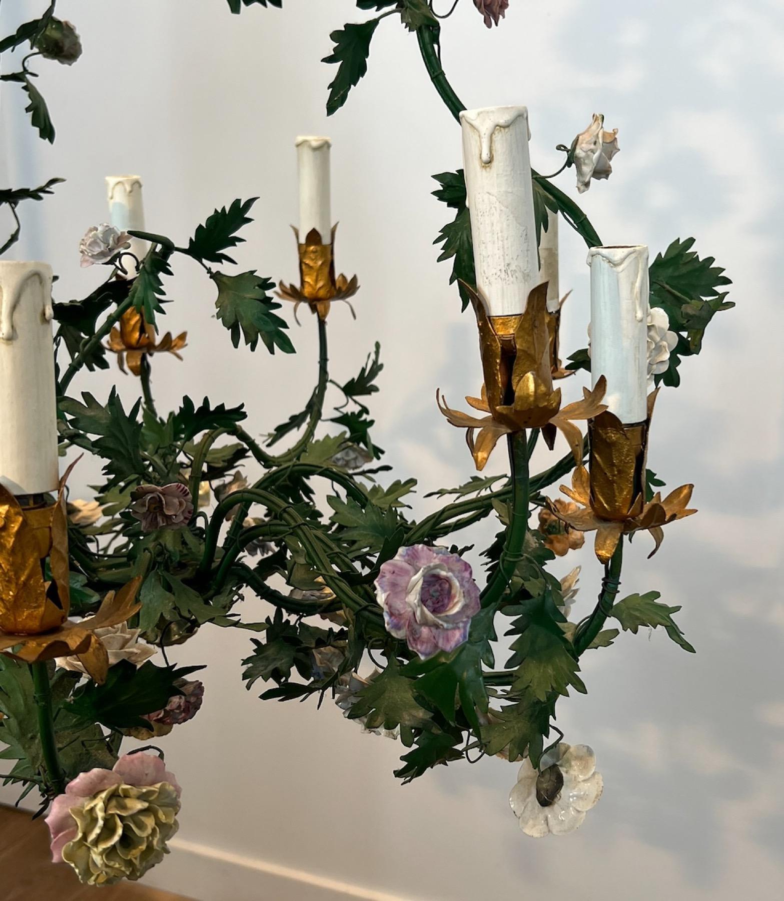 Lampadario a cesto con fogliame in metallo laccato verde e fiori in Meissen Porcelain in vendita 4