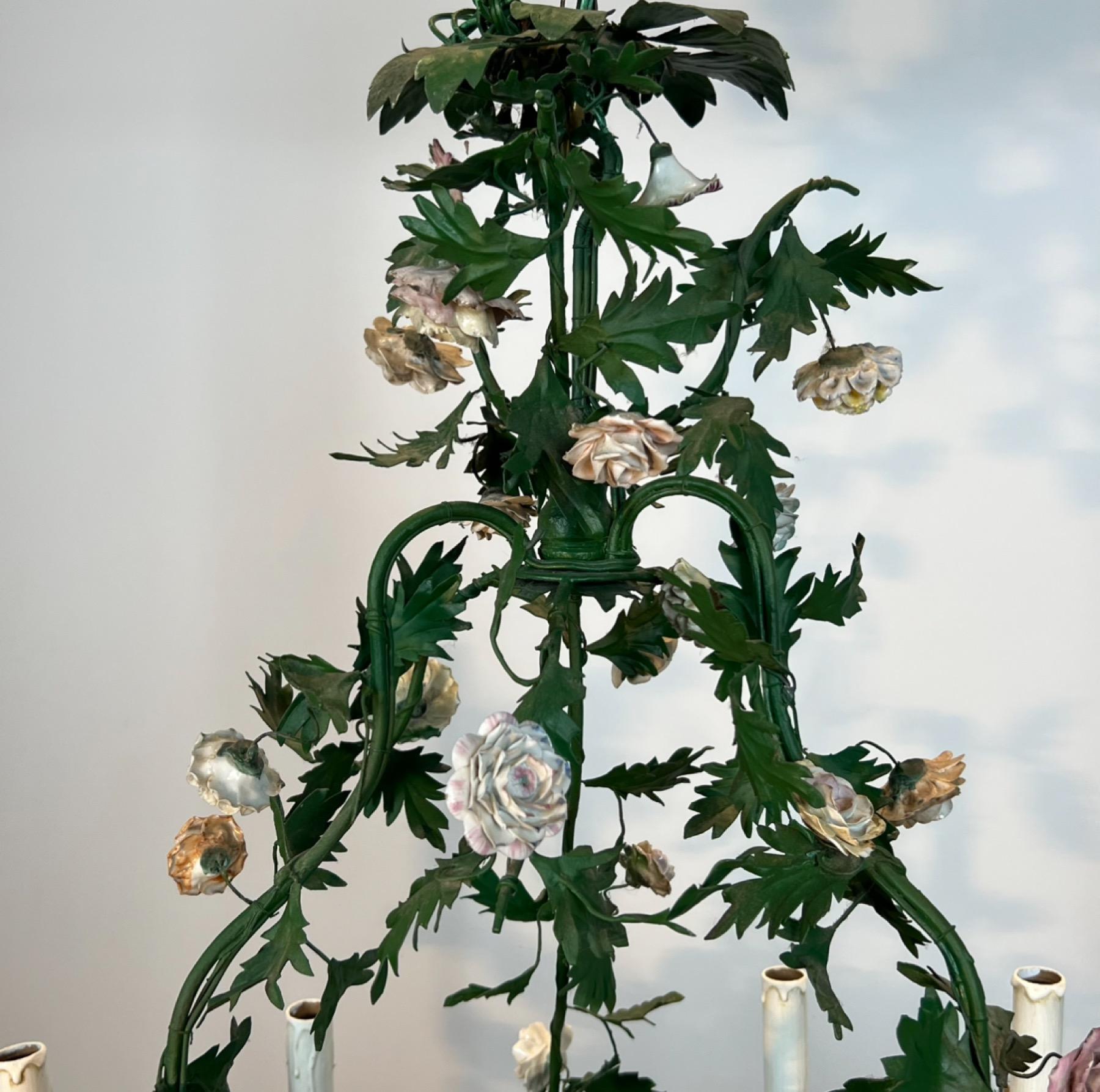 Lampadario a cesto con fogliame in metallo laccato verde e fiori in Meissen Porcelain in vendita 6