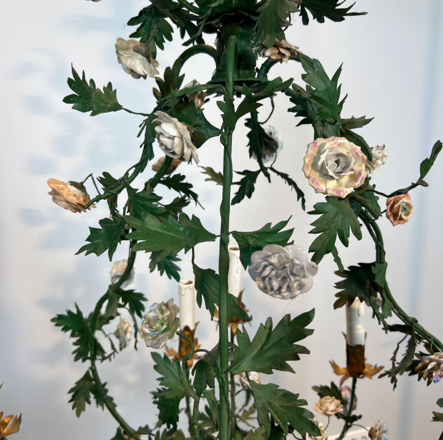 Lampadario a cesto con fogliame in metallo laccato verde e fiori in Meissen Porcelain in vendita 7