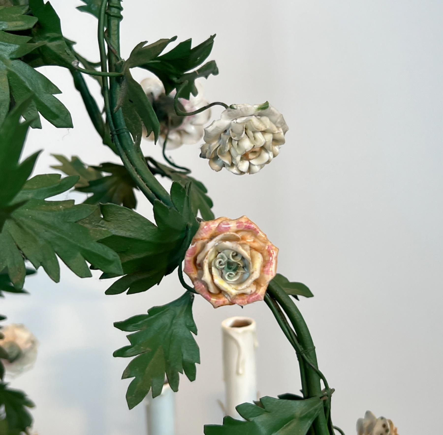 Lampadario a cesto con fogliame in metallo laccato verde e fiori in Meissen Porcelain in vendita 8