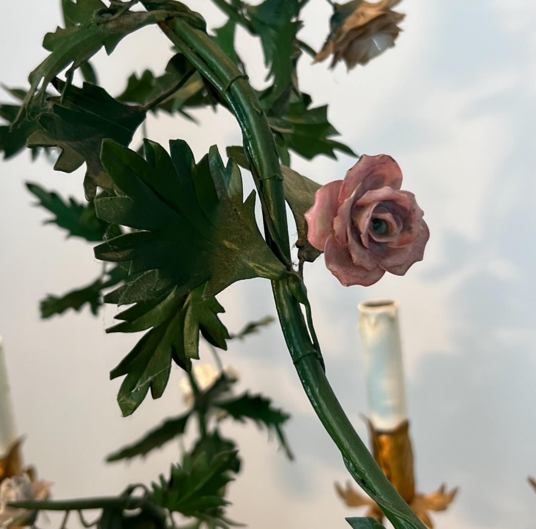 Lampadario a cesto con fogliame in metallo laccato verde e fiori in Meissen Porcelain in vendita 9