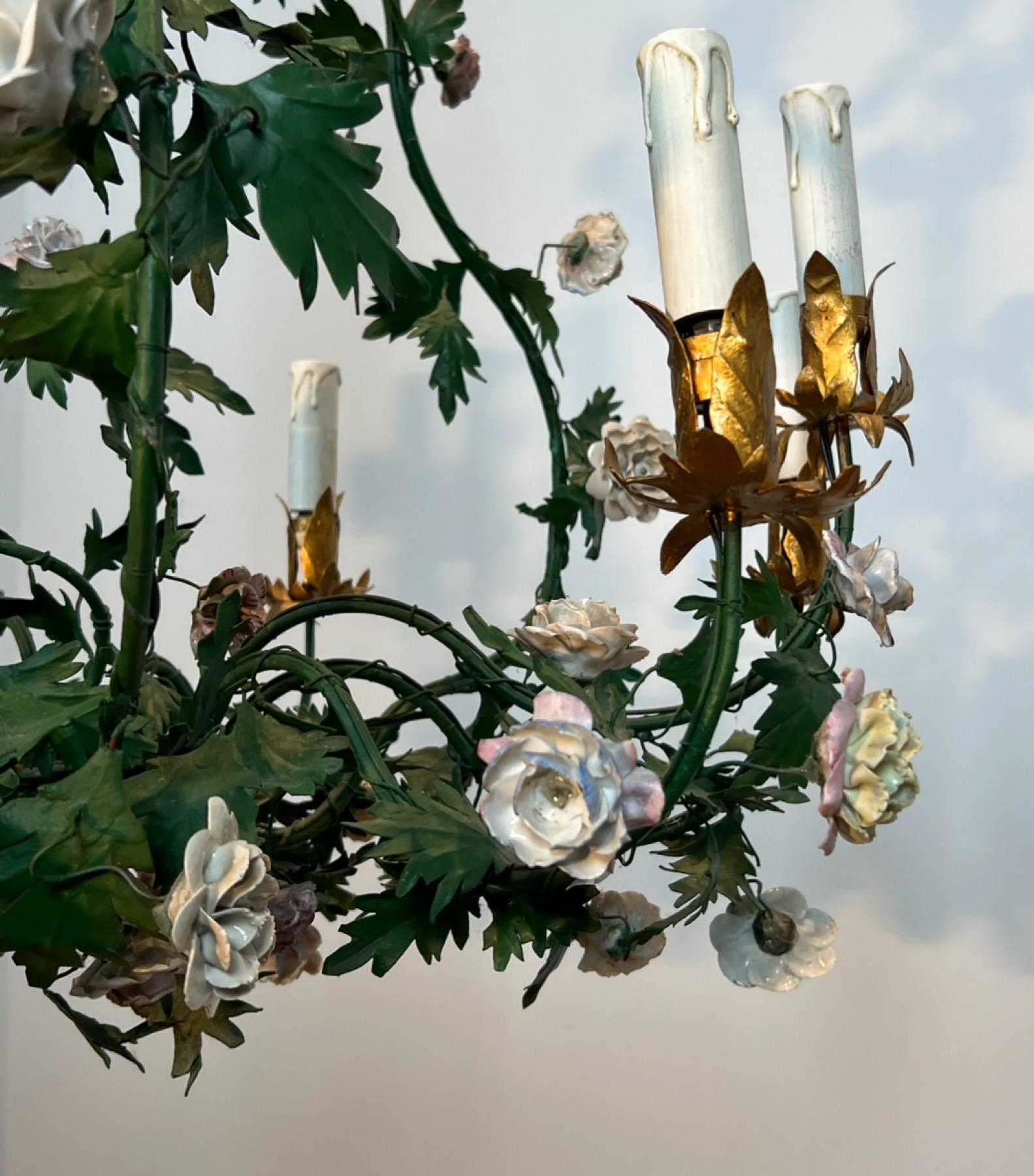 Lampadario a cesto con fogliame in metallo laccato verde e fiori in Meissen Porcelain in vendita 10