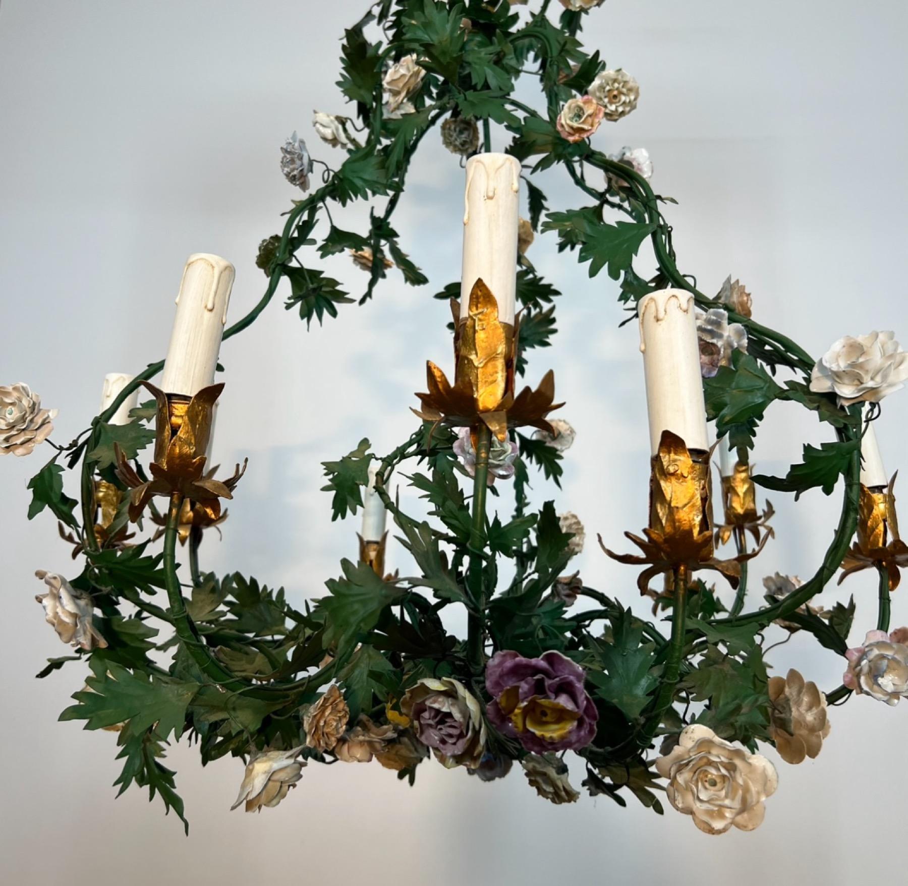 Lampadario a cesto con fogliame in metallo laccato verde e fiori in Meissen Porcelain in vendita 11