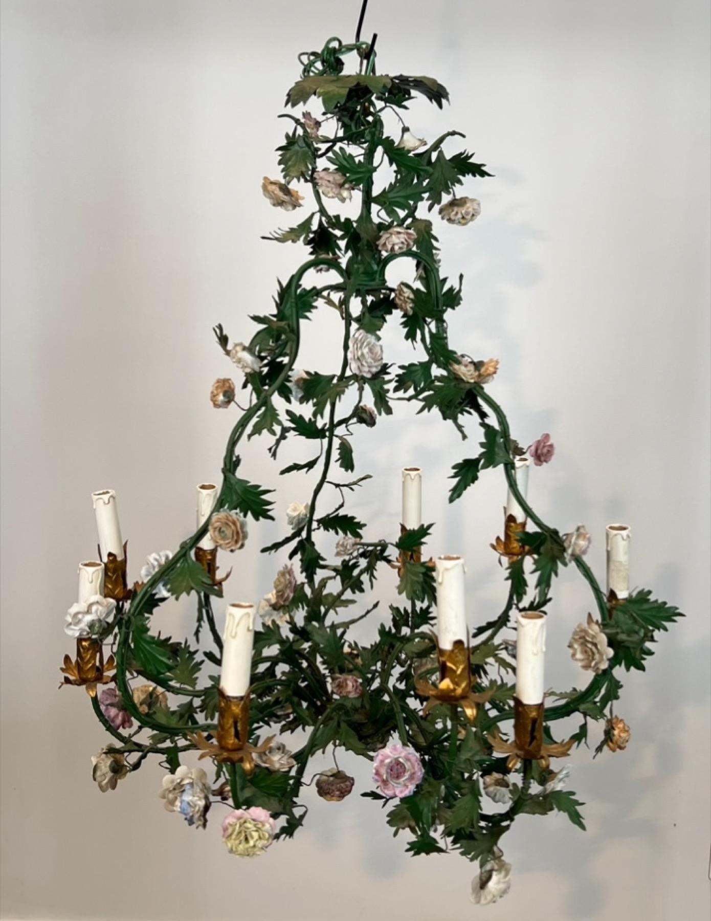 Questo importante lampadario a cesto è realizzato con fogliame in metallo laccato verde e fiori in porcellana di Meissen molto belli e raffinati. Si tratta di un'opera francese in stile Luigi XVI. Circa 1920