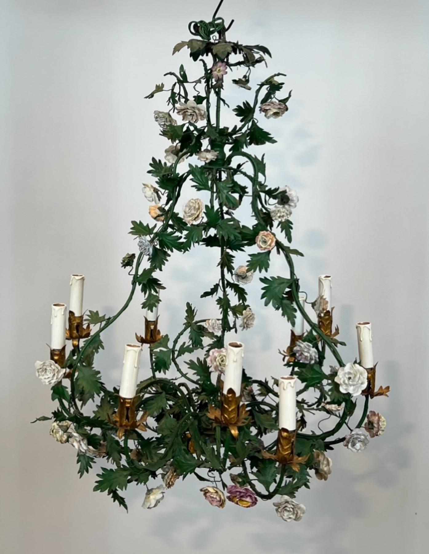 Lampadario a cesto con fogliame in metallo laccato verde e fiori in Meissen Porcelain in vendita 13