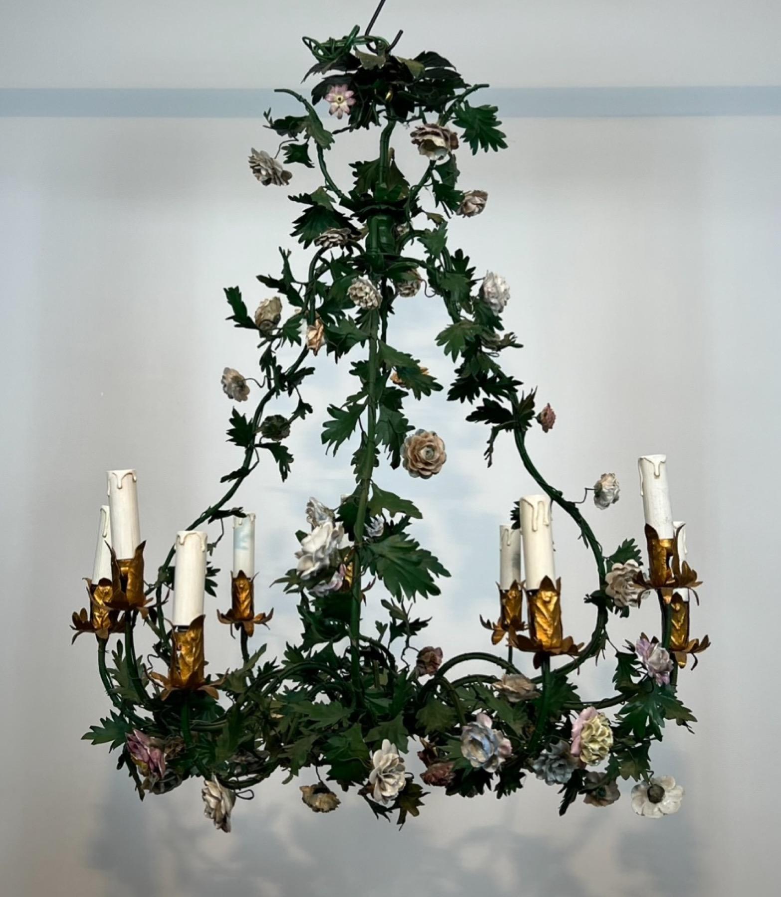 Luigi XVI Lampadario a cesto con fogliame in metallo laccato verde e fiori in Meissen Porcelain in vendita