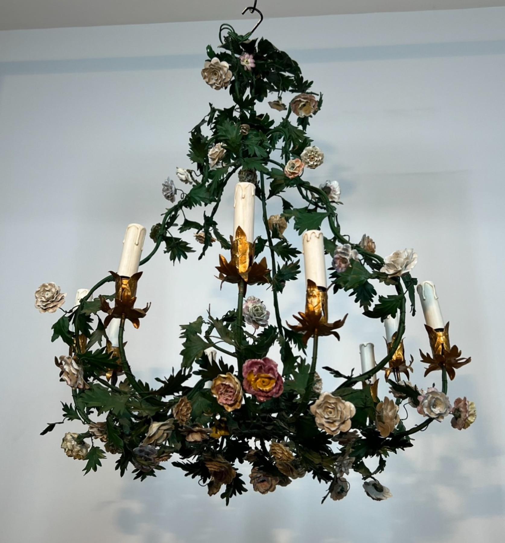 Francese Lampadario a cesto con fogliame in metallo laccato verde e fiori in Meissen Porcelain in vendita