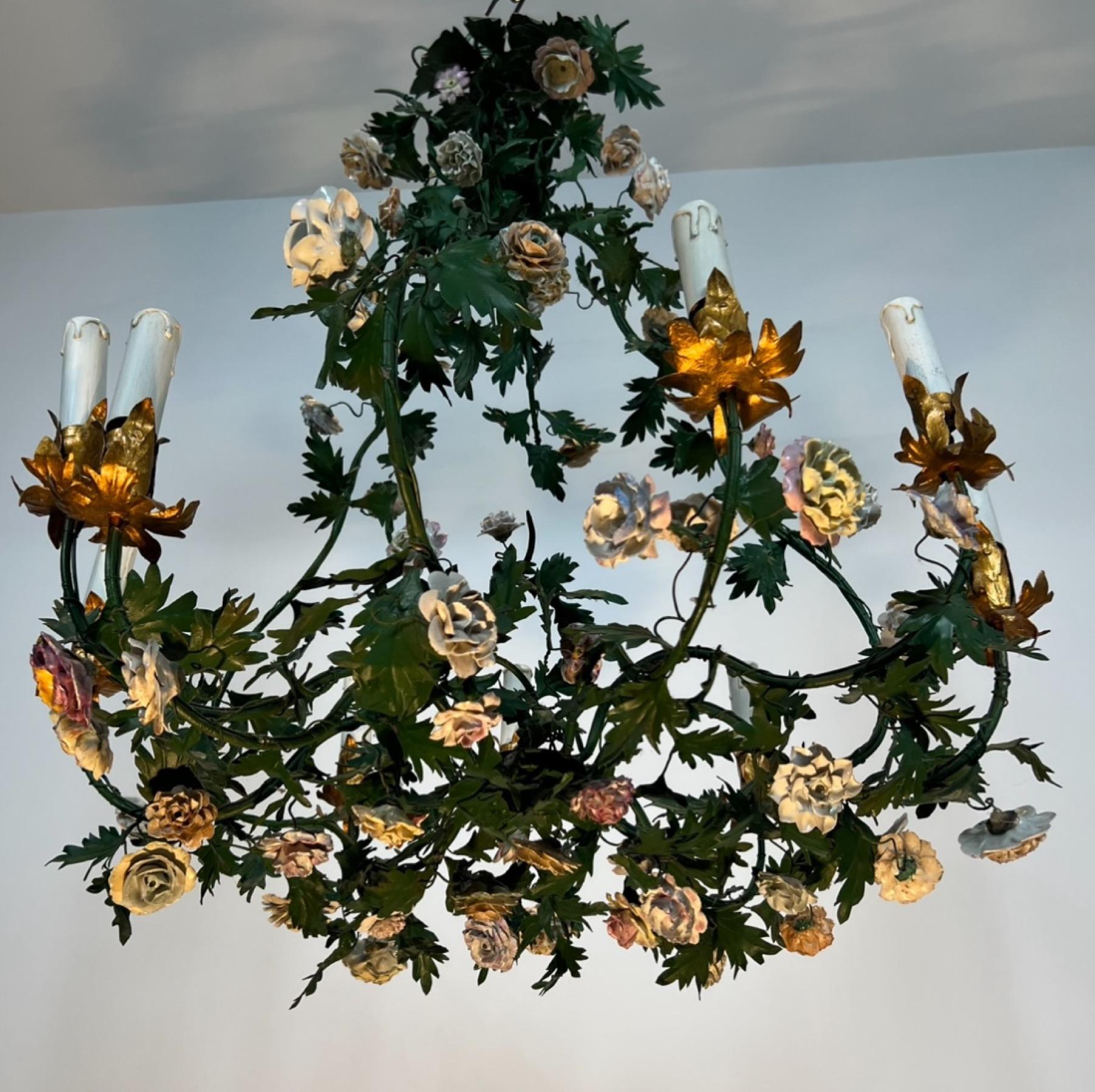 Lampadario a cesto con fogliame in metallo laccato verde e fiori in Meissen Porcelain In condizioni buone in vendita a Marcq-en-Barœul, Hauts-de-France