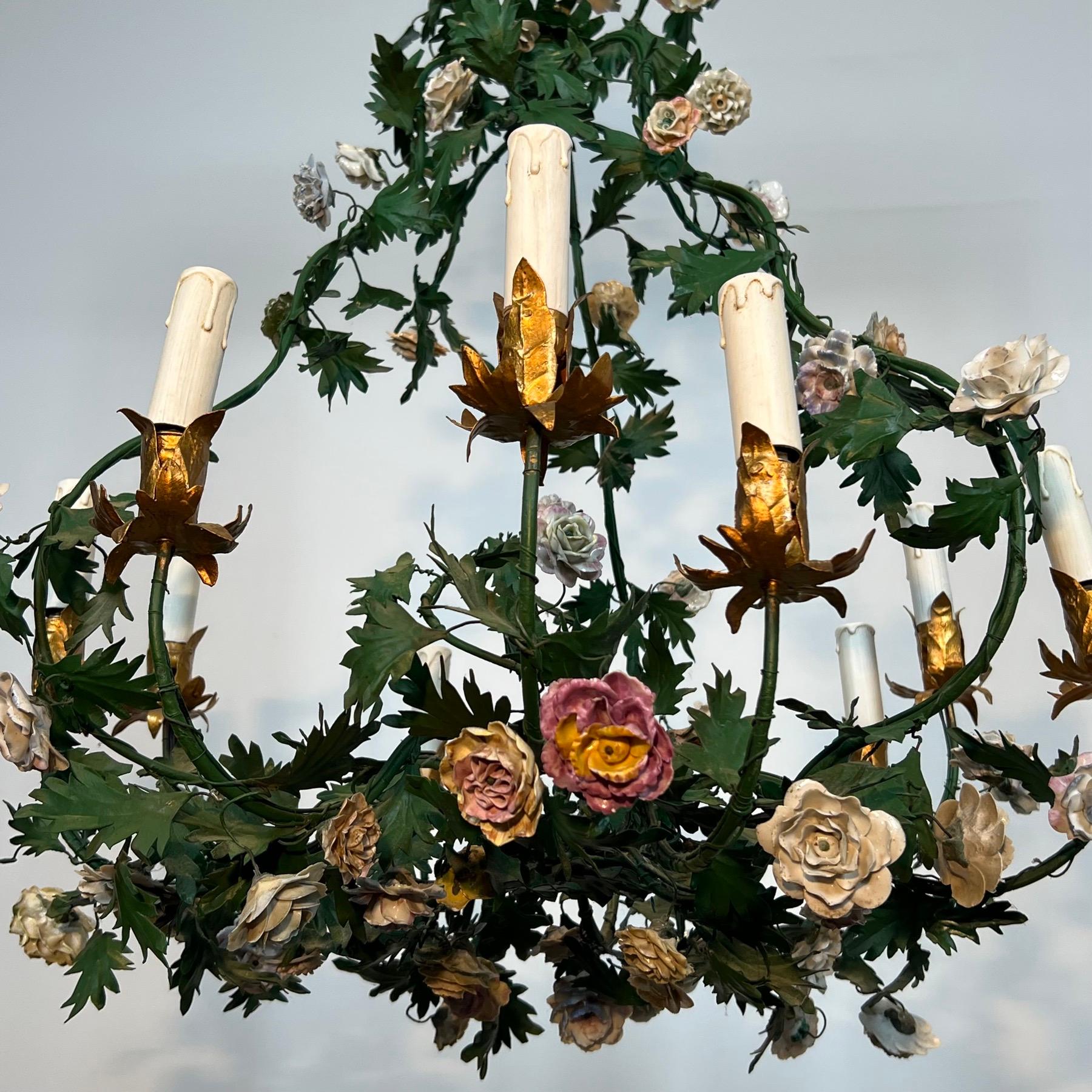 Inizio XX secolo Lampadario a cesto con fogliame in metallo laccato verde e fiori in Meissen Porcelain in vendita