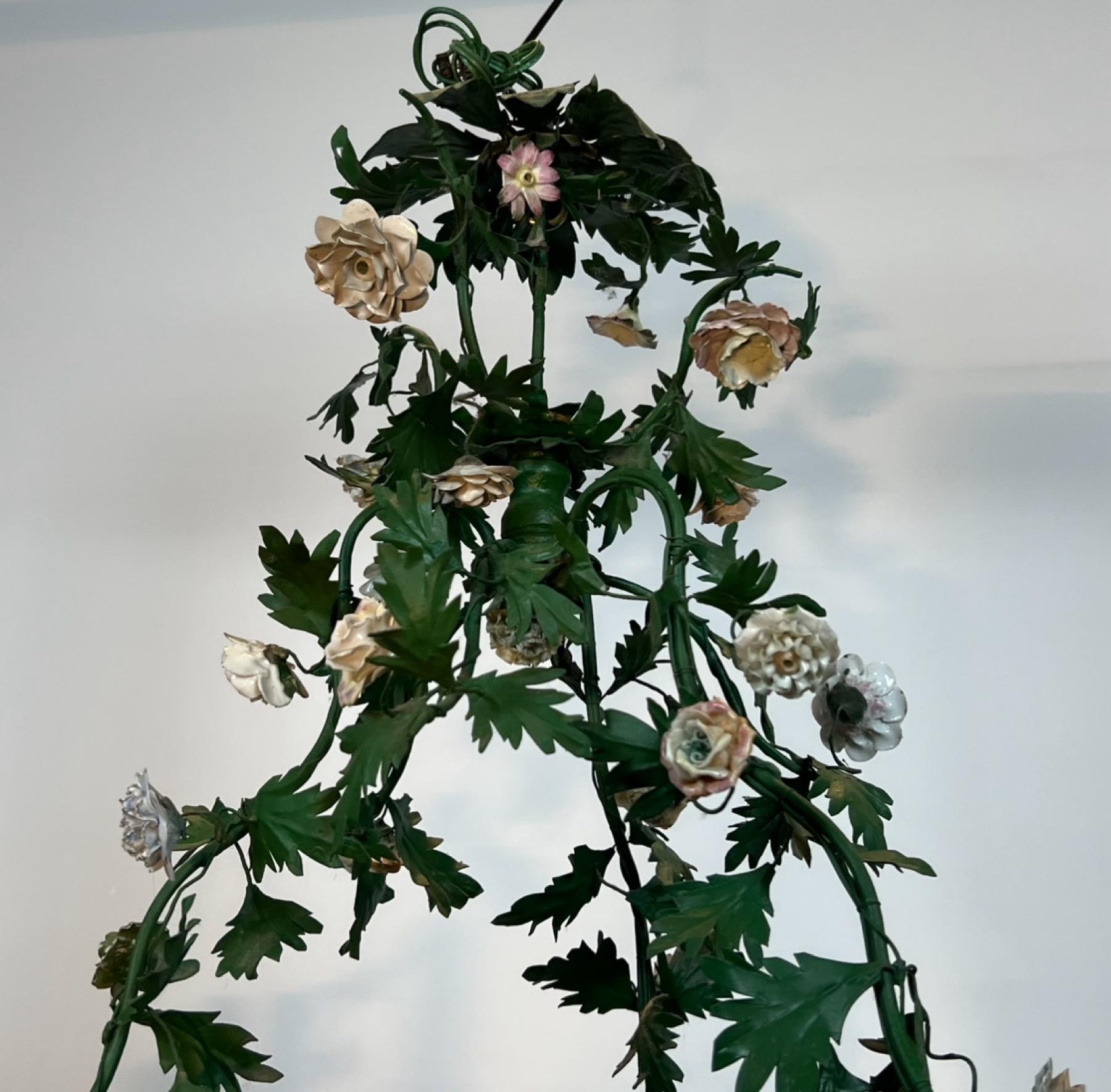 Ottone Lampadario a cesto con fogliame in metallo laccato verde e fiori in Meissen Porcelain in vendita