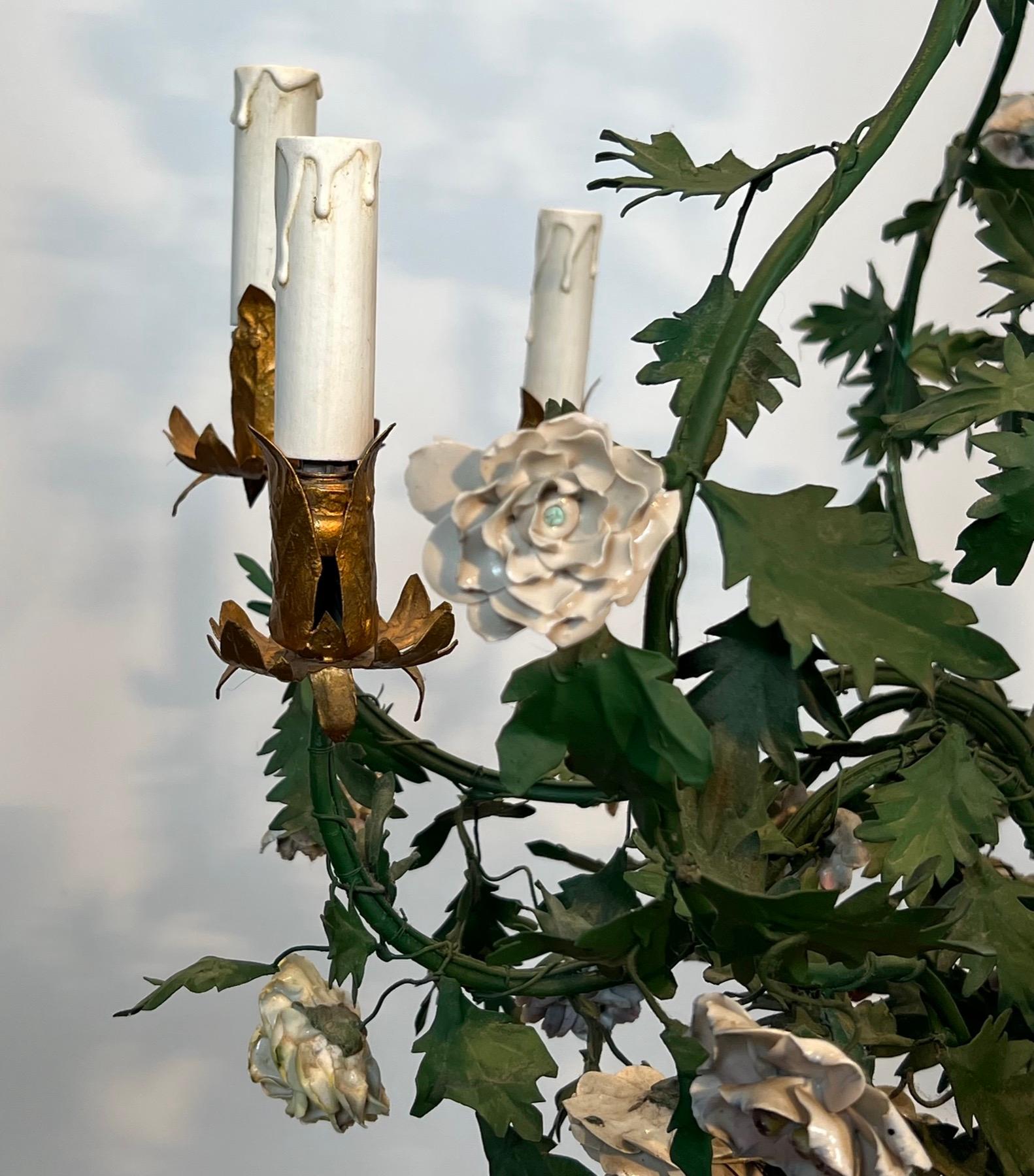 Lampadario a cesto con fogliame in metallo laccato verde e fiori in Meissen Porcelain in vendita 1