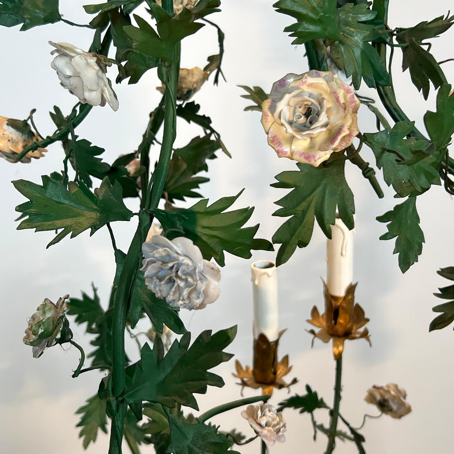 Lampadario a cesto con fogliame in metallo laccato verde e fiori in Meissen Porcelain in vendita 2