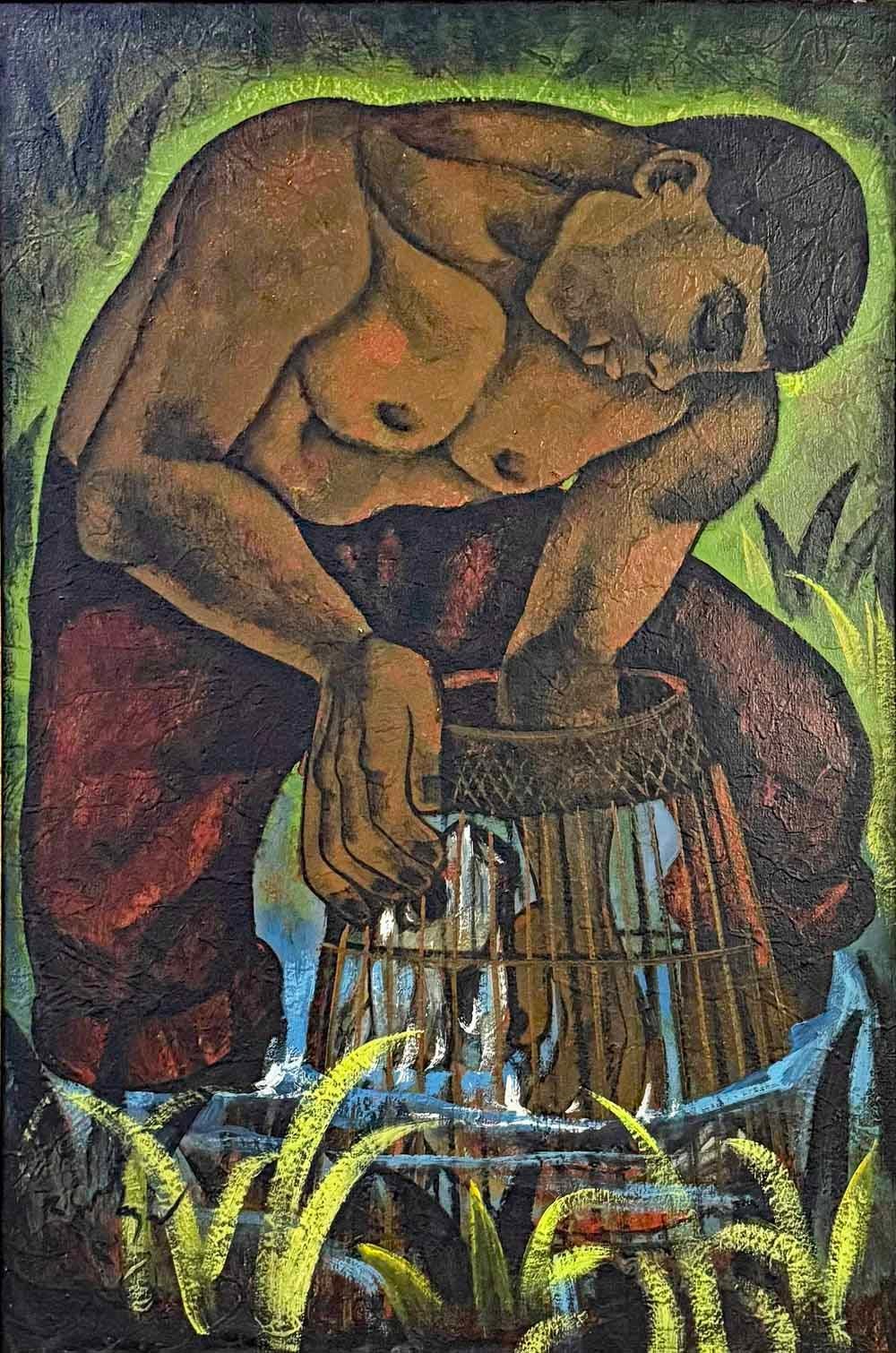 Esta poderosa representación de un hombre semidesnudo capturando un pez en su cesta cónica -como han hecho hombres y mujeres durante siglos- está pintada en una rica y profunda paleta de cálidos marrones, verdes y amarillos verdosos.  El hombre