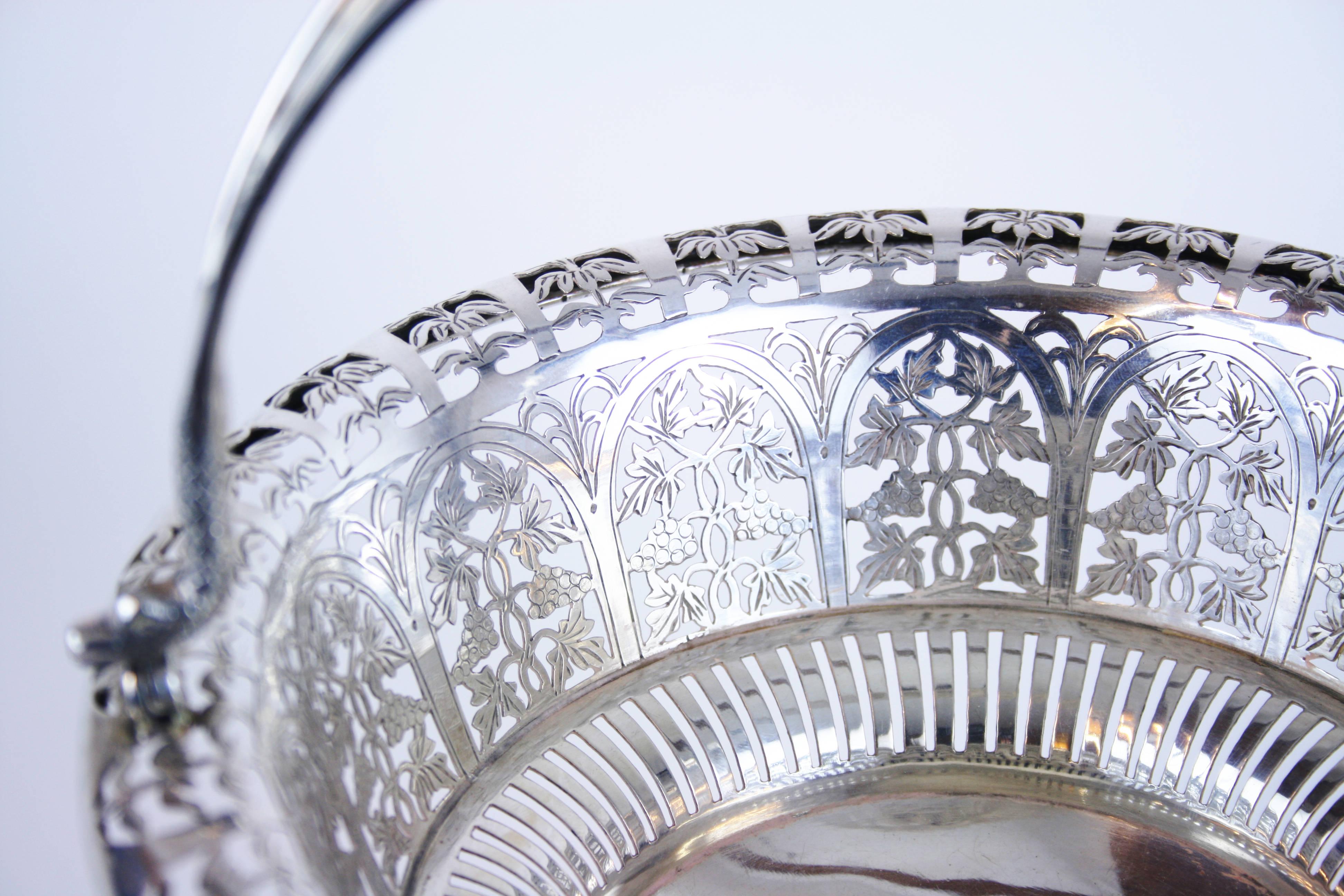 Cesta con asa de metal precioso diseño plata Schwarz & Steiner Viena. Un objeto elaborado artesanalmente y diseñado con todo lujo de detalles. Aunque se fabricó probablemente en la década de 1980, cita el estilo neorococó de finales del siglo XIX.