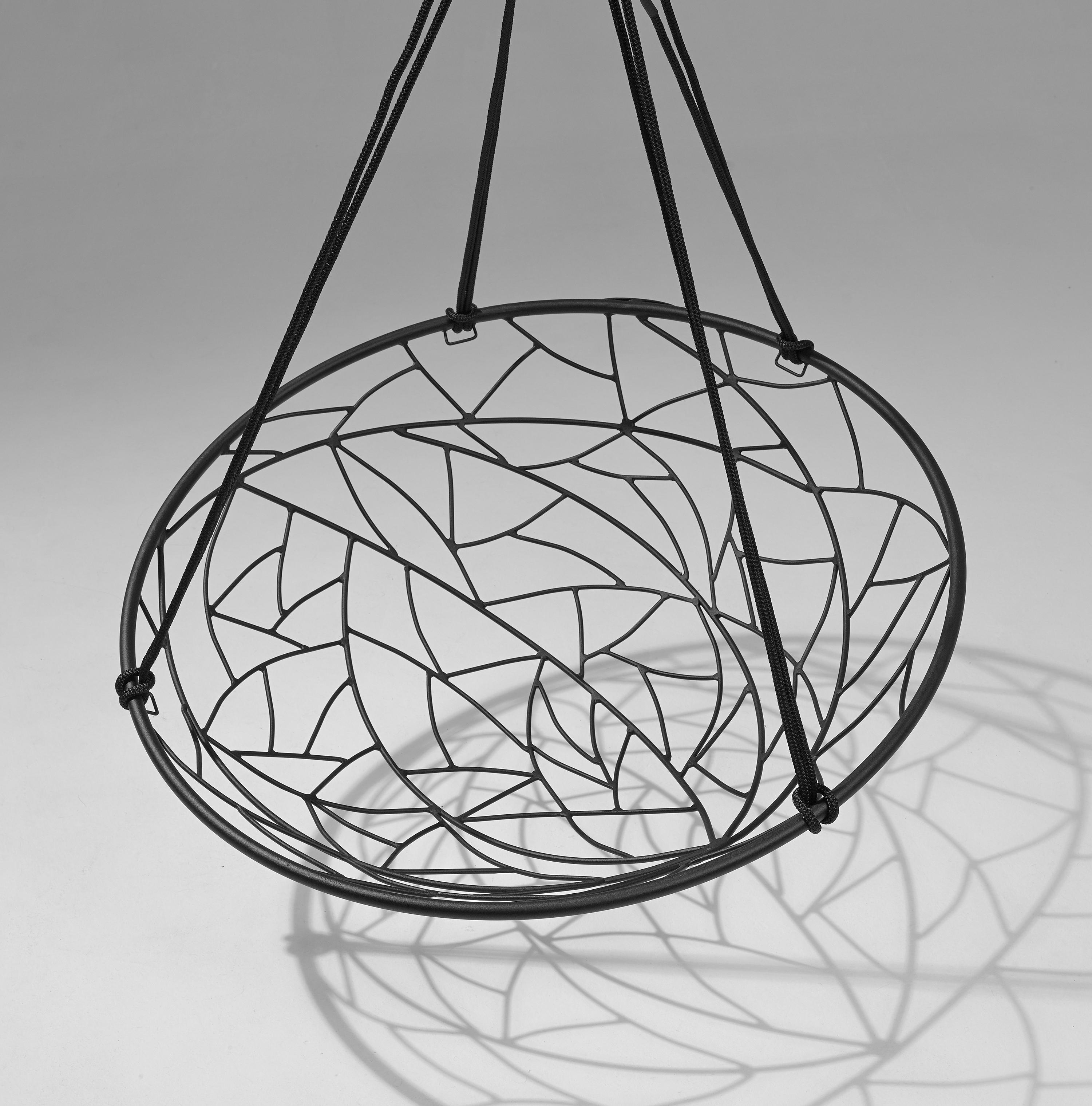 The basket twig hanging swing chairs’ round shape creates a cozy feel. It is simple and striking in its visual appeal.
The pattern detail is inspired by nature and reminiscent of the veins in leaves, tree branches intersecting, the patterns in