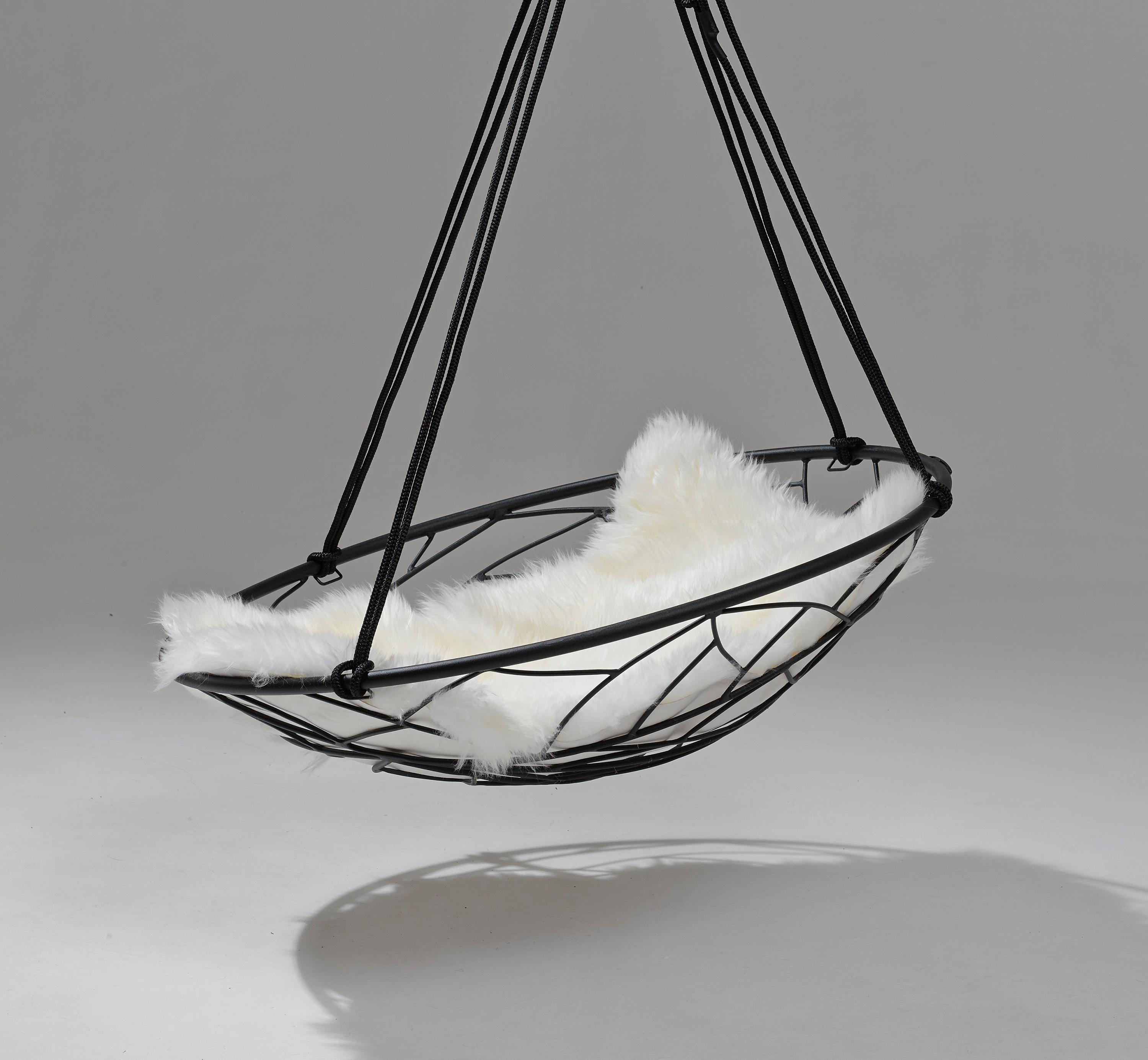Moderne The Moderns Steele Hanging Swing Chair (chaise balançoire suspendue avec panier) en vente