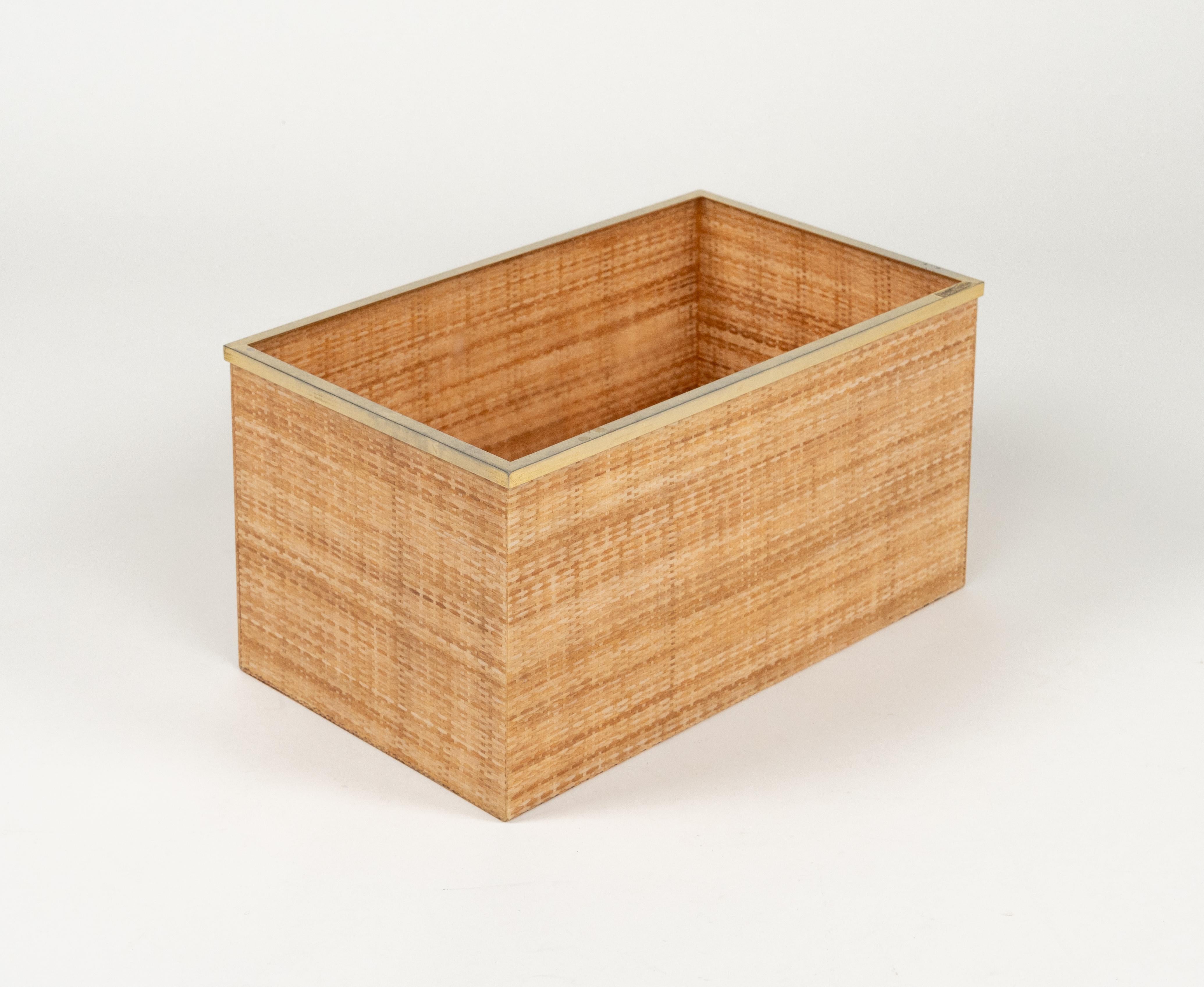 Magnifique panier ou porte-revues rectangulaire du milieu du siècle dernier en lucite, osier et métal doré 24KT dans le style de Christian Dior Home.

Fabriqué en Italie dans les années 1970.

Excellent accessoire pour tout intérieur moderne.