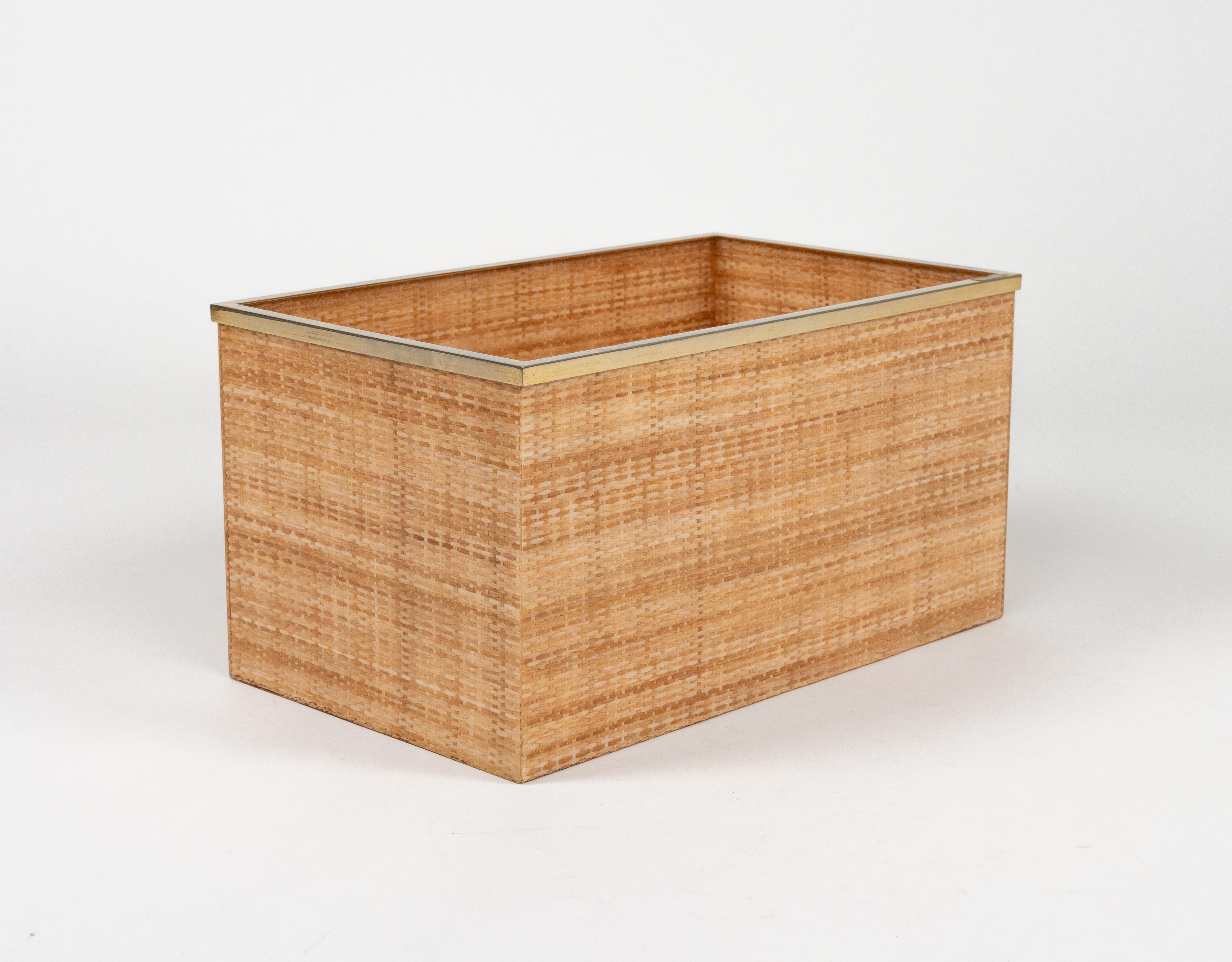 Mid-Century Modern Panier en Lucite, Osier et Plaque Or 24KT Style Christian Dior, Italie 1970 en vente