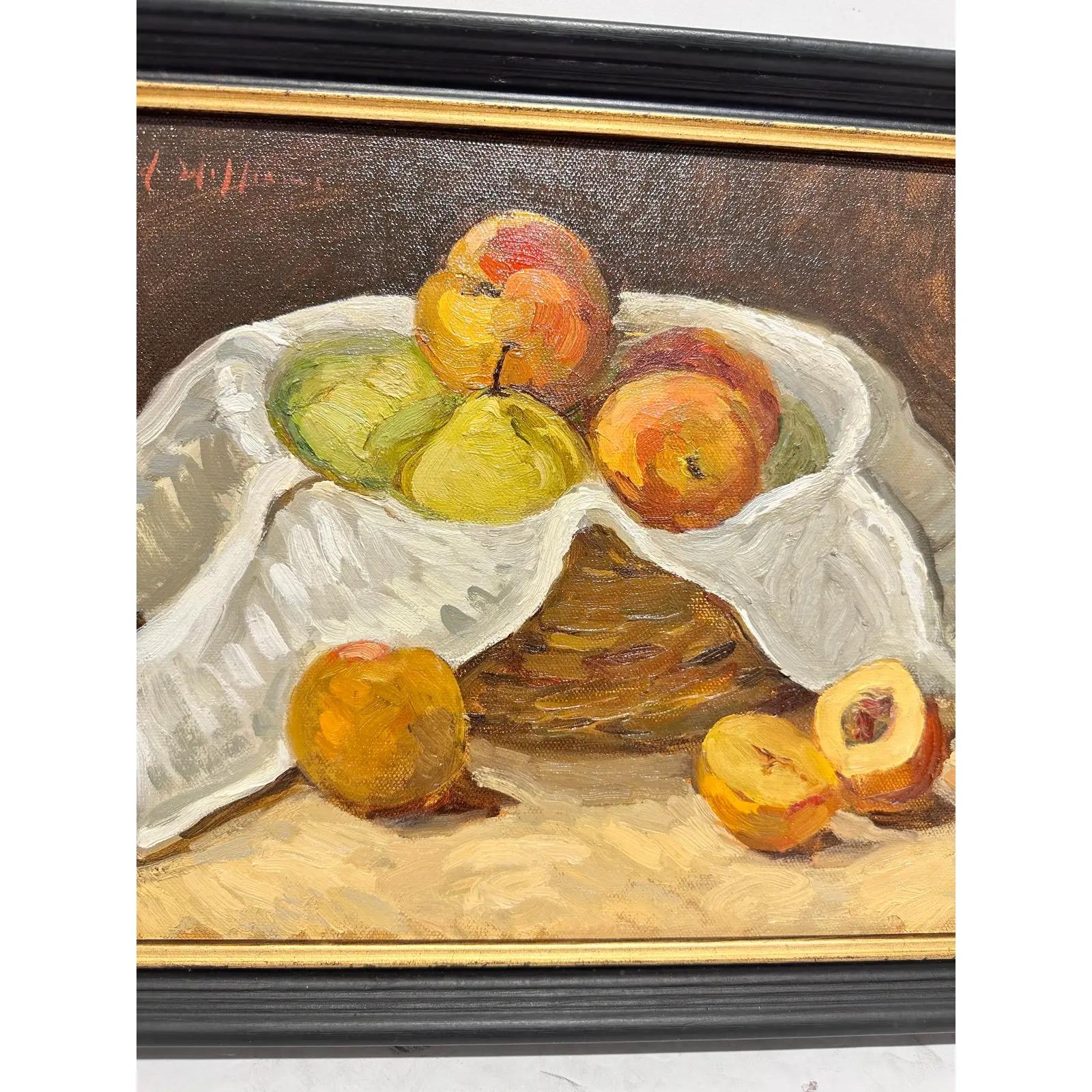 Quoi de plus approprié pour une belle peinture à l'huile que la traditionnelle corbeille de fruits ? Cette pièce égayera votre espace grâce à l'attention portée par l'artiste aux détails et à ses pêches et poires aux couleurs vives !