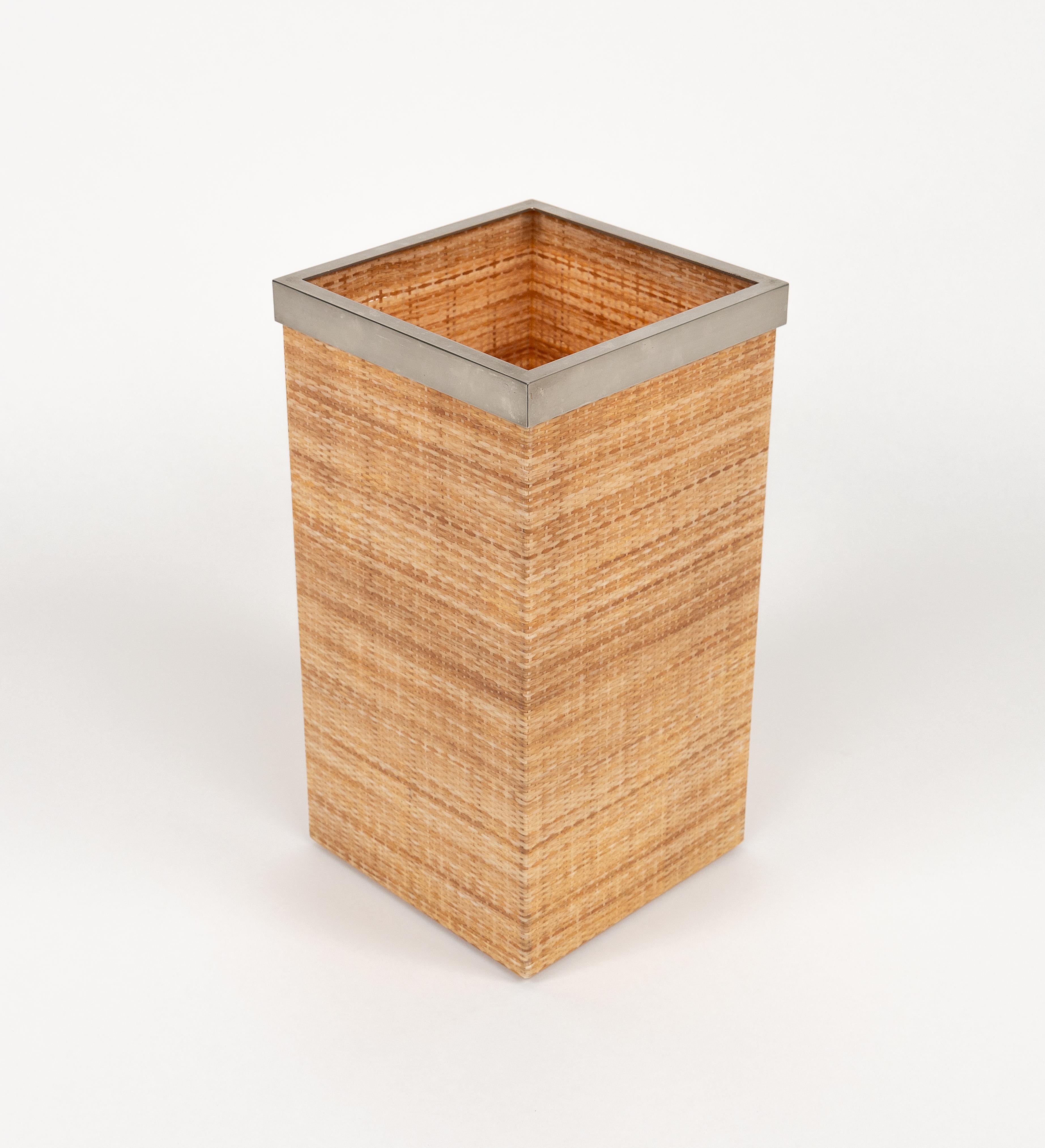 Fin du 20e siècle Basket or Umbrella Stand in Lucite and Wicker Christian Dior Style, Italy 1970s en vente