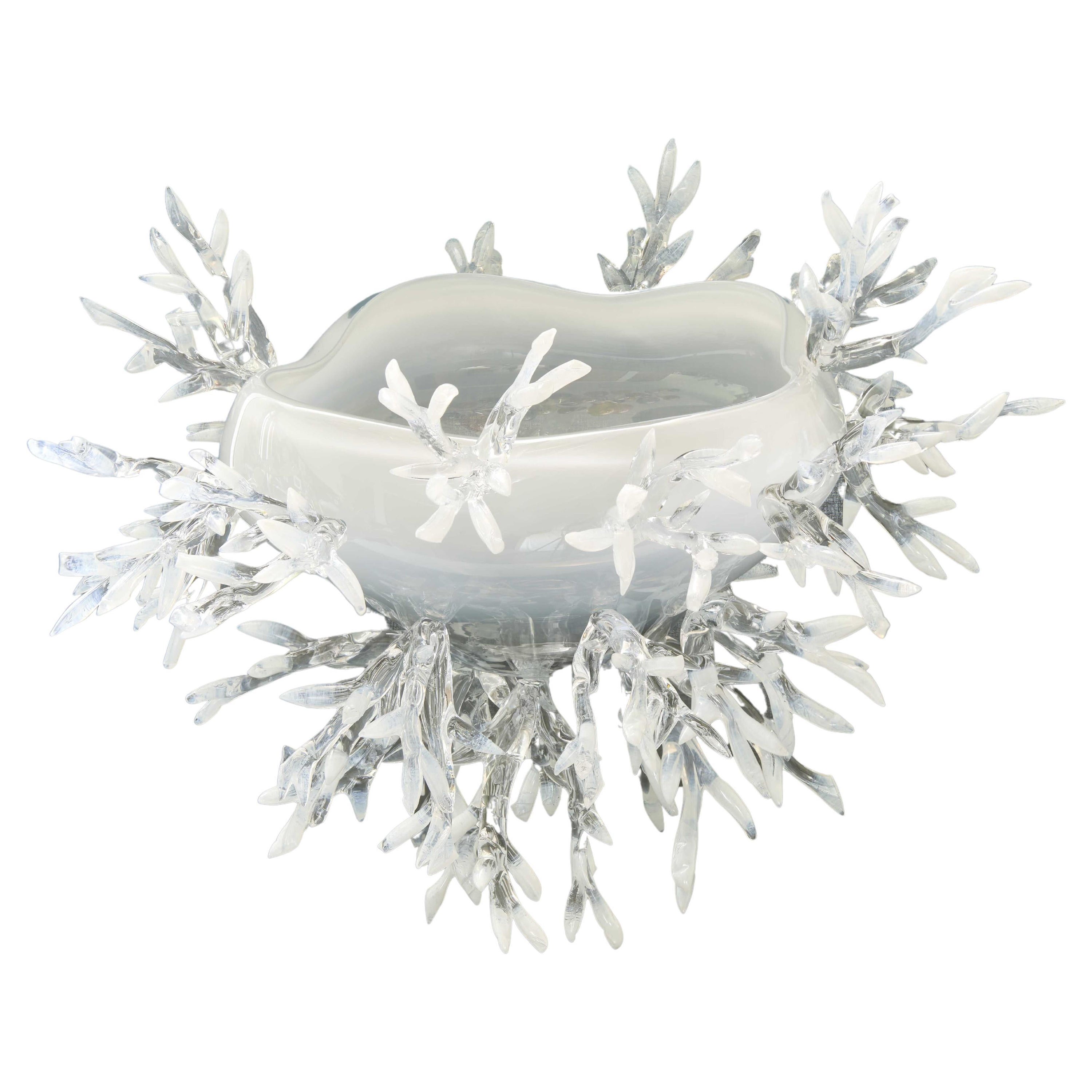 Jarrón blanco en forma de cesta de Emilie Lemardeley