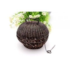 Basket-shaped silver wire box with handle and sliding closure system