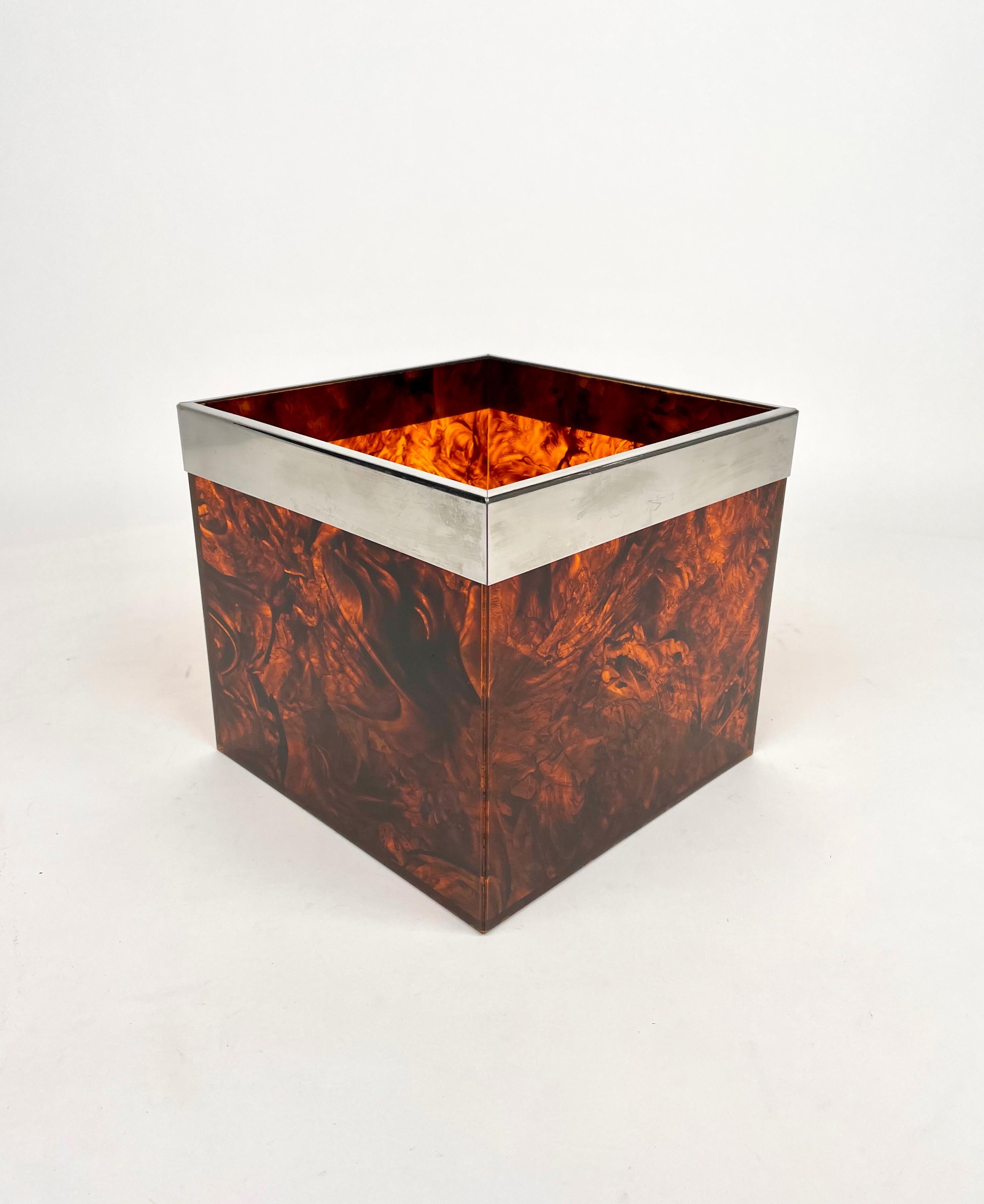 Cubic basket in tortoiseshell-effect lucite and chrome borders in the style of Christian Dior.

Made in Italy in the 1970s.