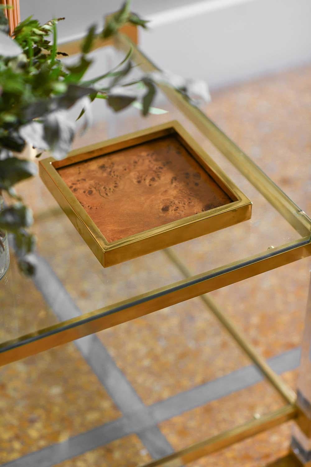 XX secolo Vassoio a cestello in ottone e radica in vendita