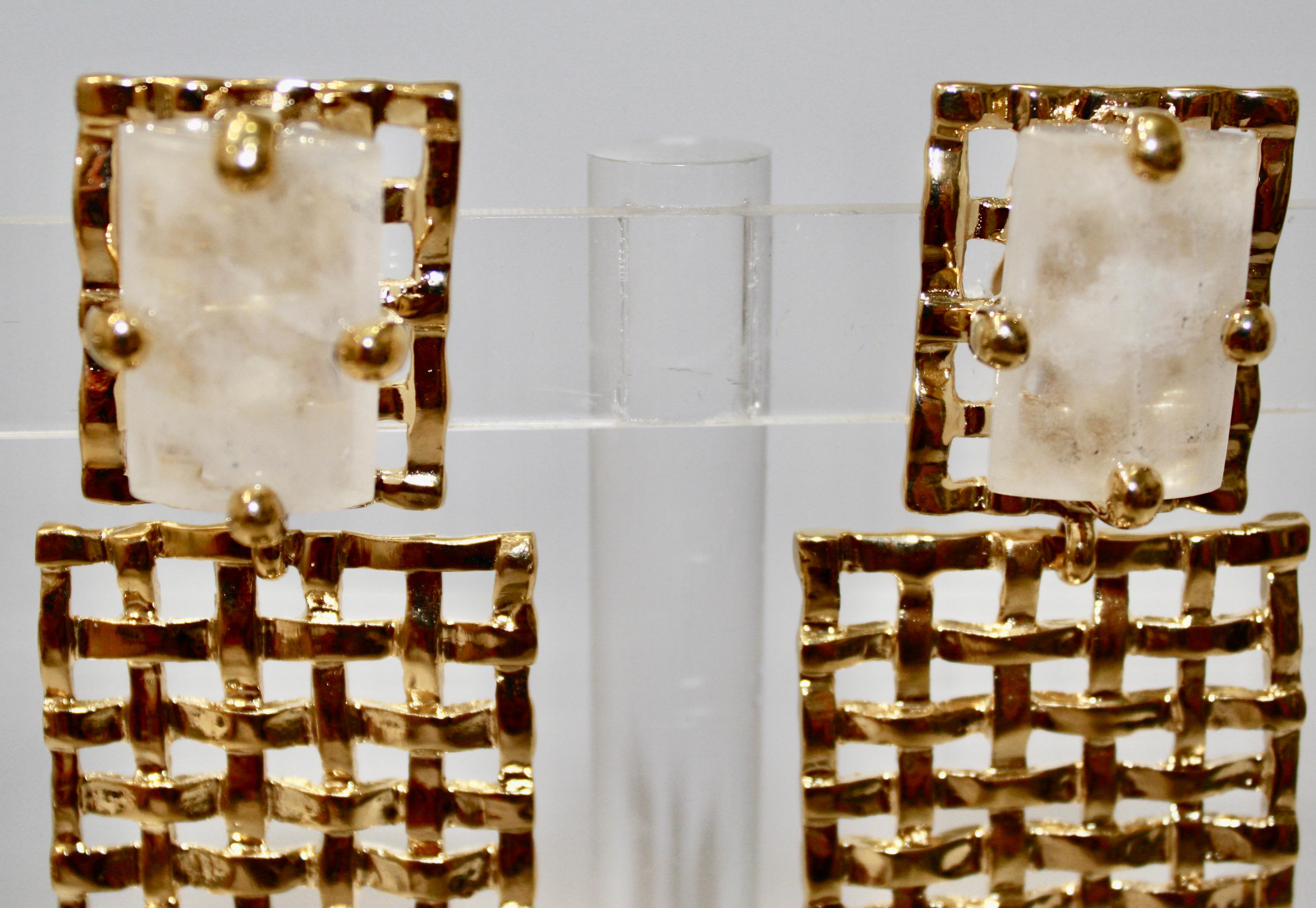Moderne Boucles d'oreilles panier tissé en bronze doré et cristal de roche 24 carats