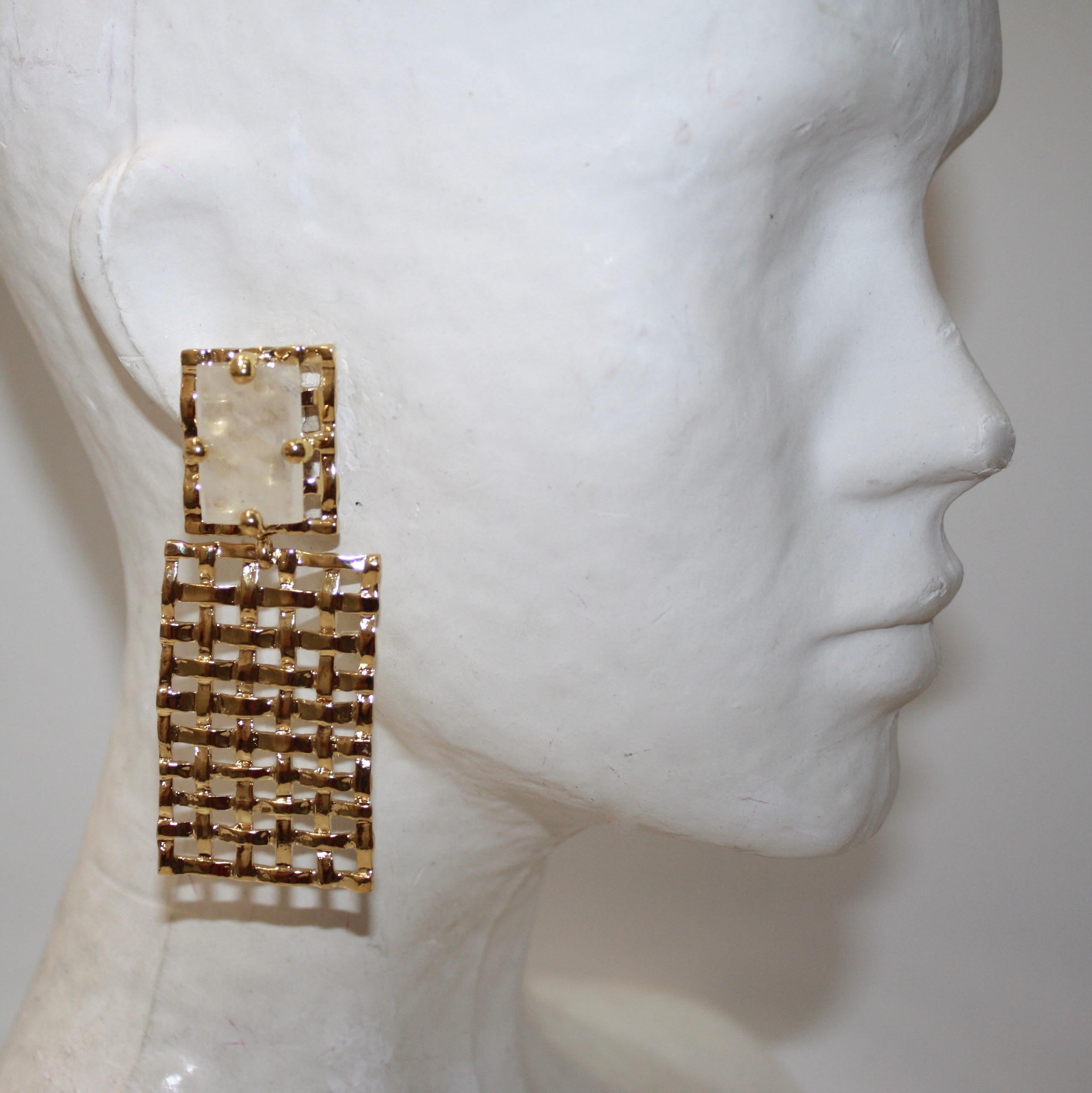 Taille émeraude Boucles d'oreilles panier tissé en bronze doré et cristal de roche 24 carats