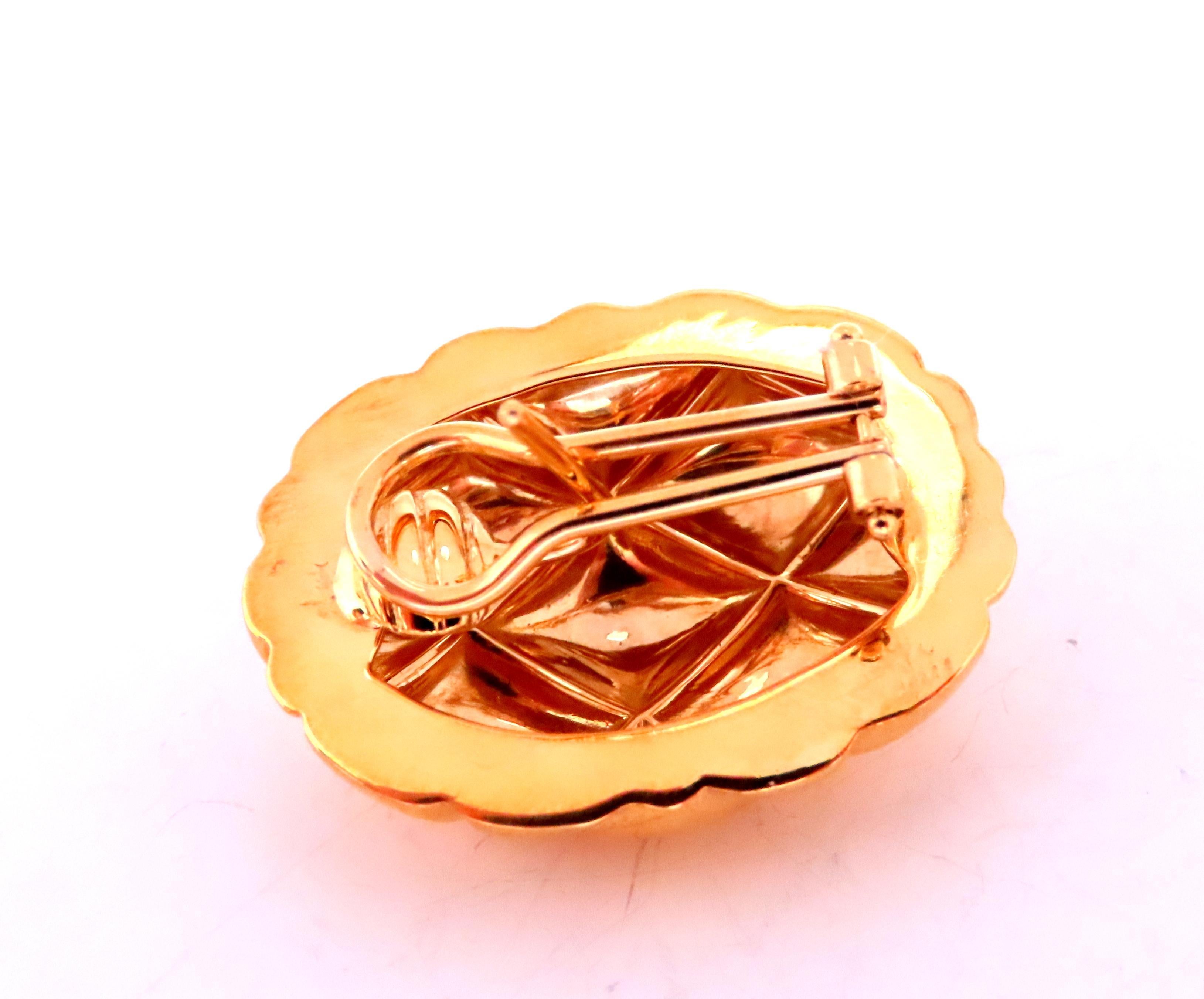 tejido cruzado de alto brillo 
pendientes de clip omega 
cúpula hinchada 
Oro amarillo de 18 quilates 24,6 gramos