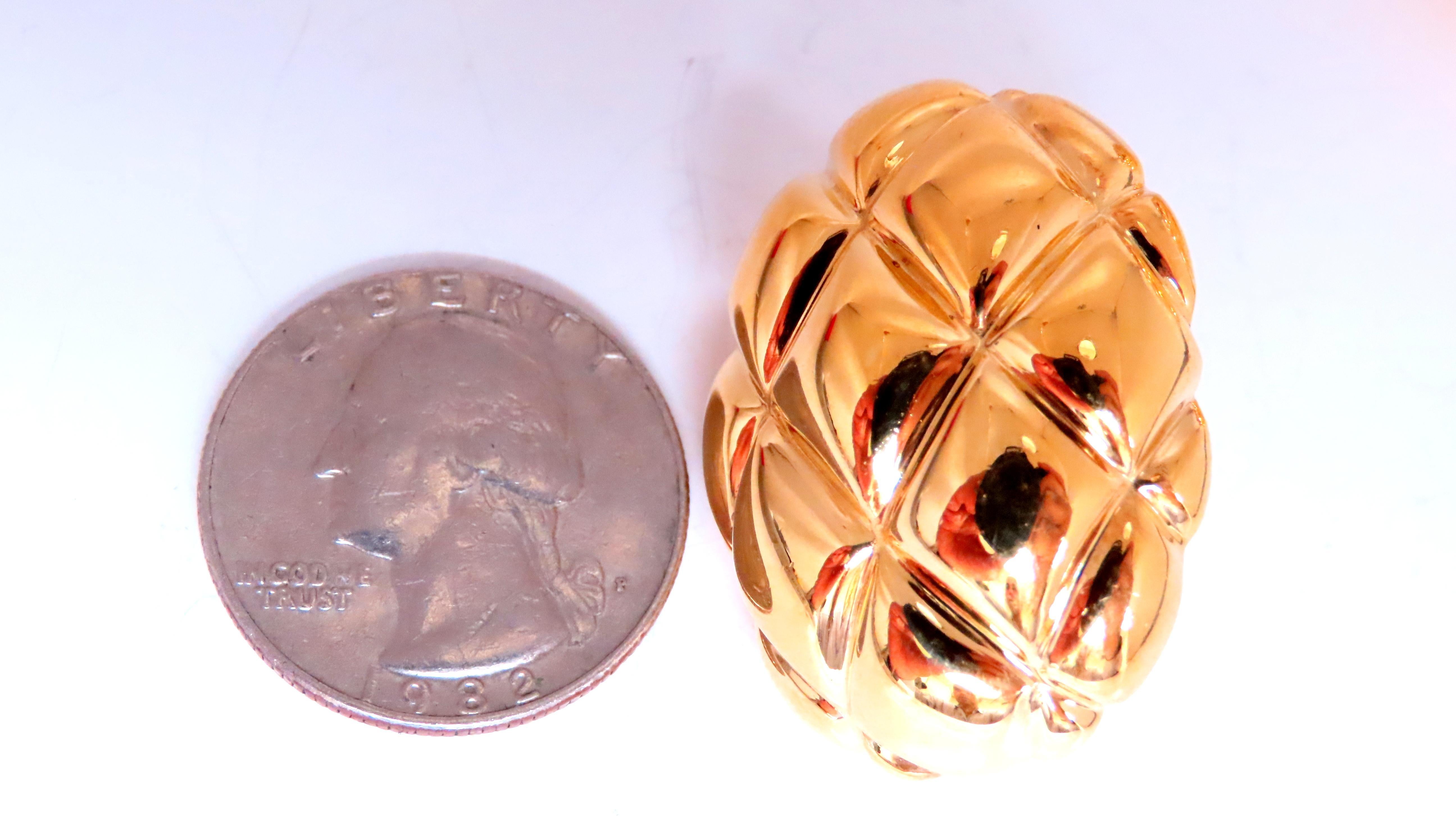Pendientes de clip Omega en forma de cruz en tejido de cesto Tejido alargado Oro de 18 kt 12582 en Nuevo estado para la venta en New York, NY